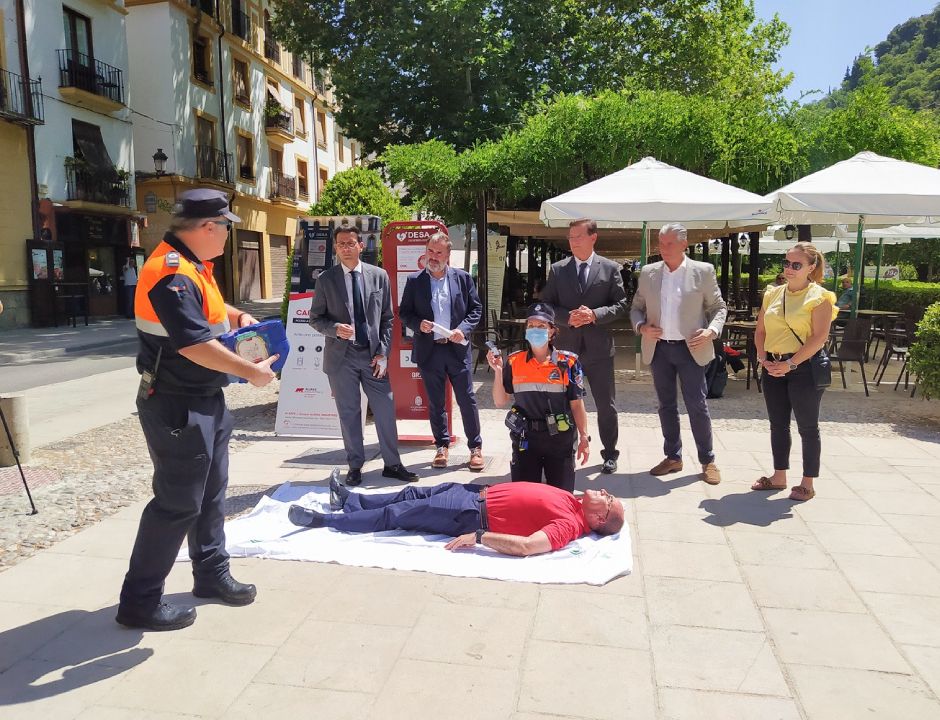 El Ayuntamiento de Granada suma un nuevo desfibrilador en el Paseo de los Tristes con la previsión de contar con doce antes de final de año