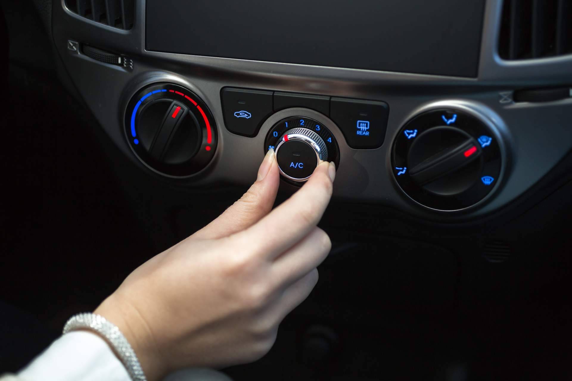 La importancia del mantenimiento del filtro del aire acondicionado del coche, por la red de talleres BlackTire
