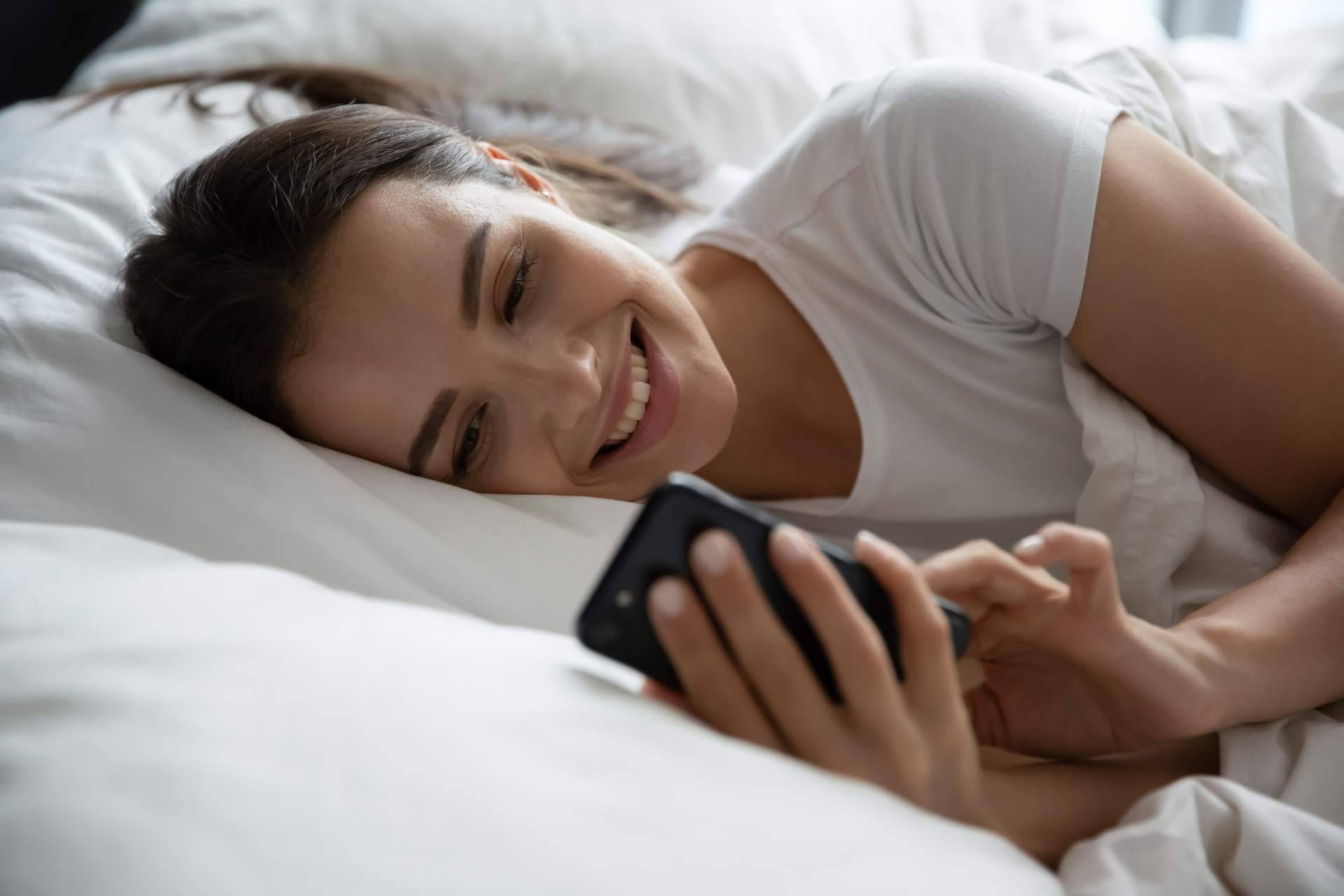 La línea erótica funciona como alternativa a OnlyFans