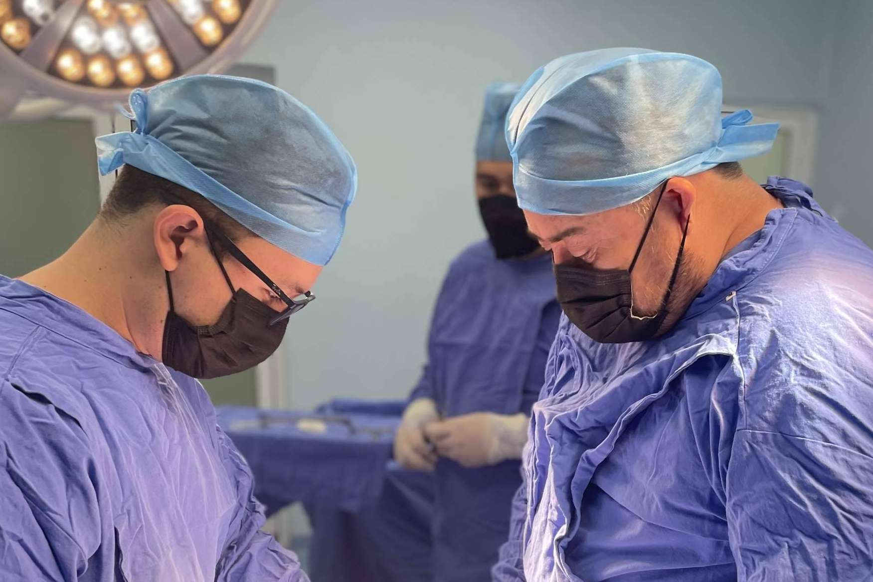 El Dr. Alan Hernández, especialista en cirugía apendicitis