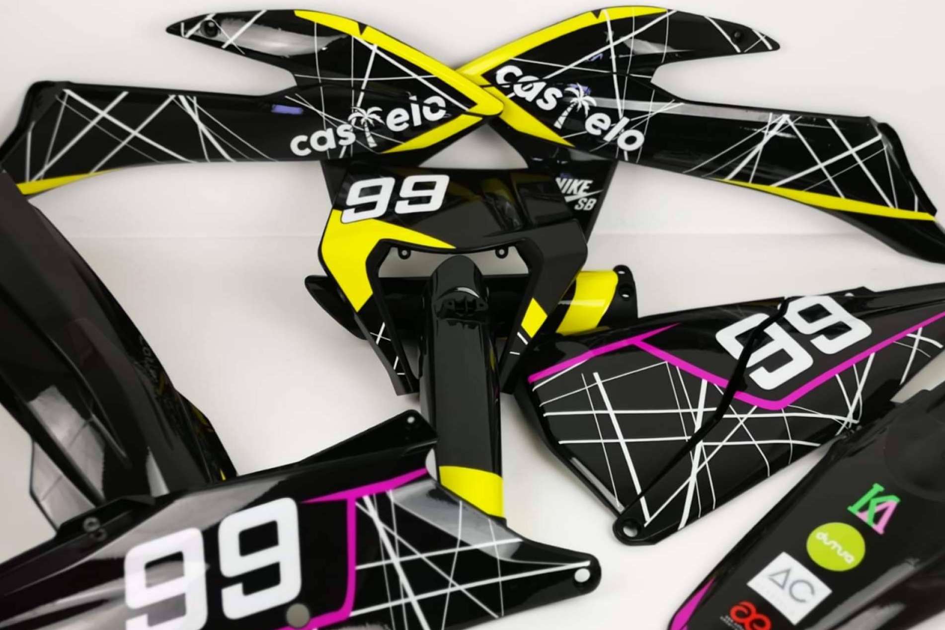 Plásticos y adhesivos para motos off-road, con ADHESIVOSEMBARRADOS