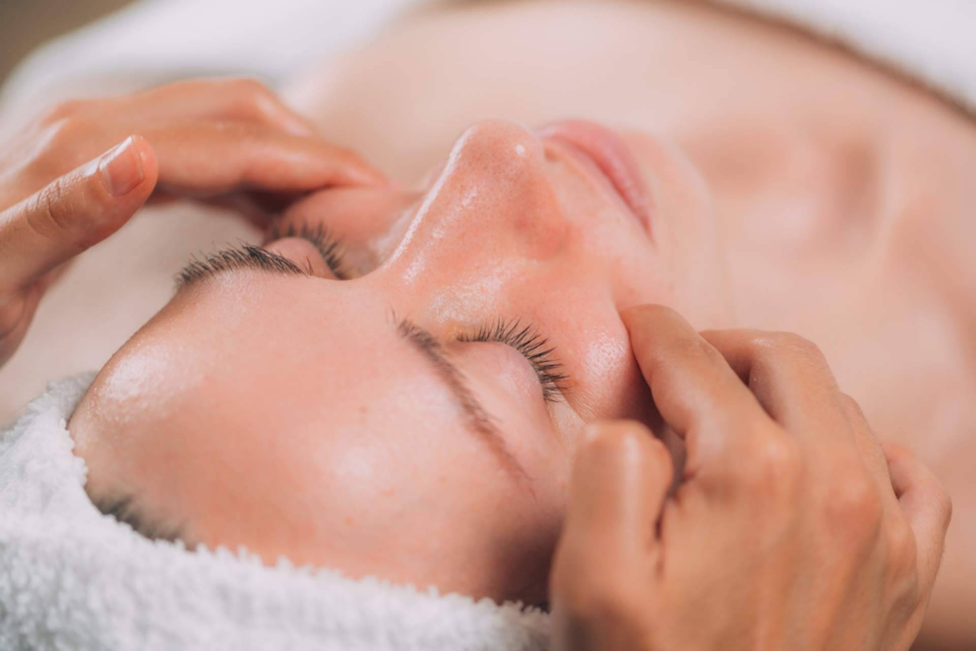 ¿En qué consiste y cuáles son las ventajas del masaje facial japonés?, con LINCKIA Cadaqués
