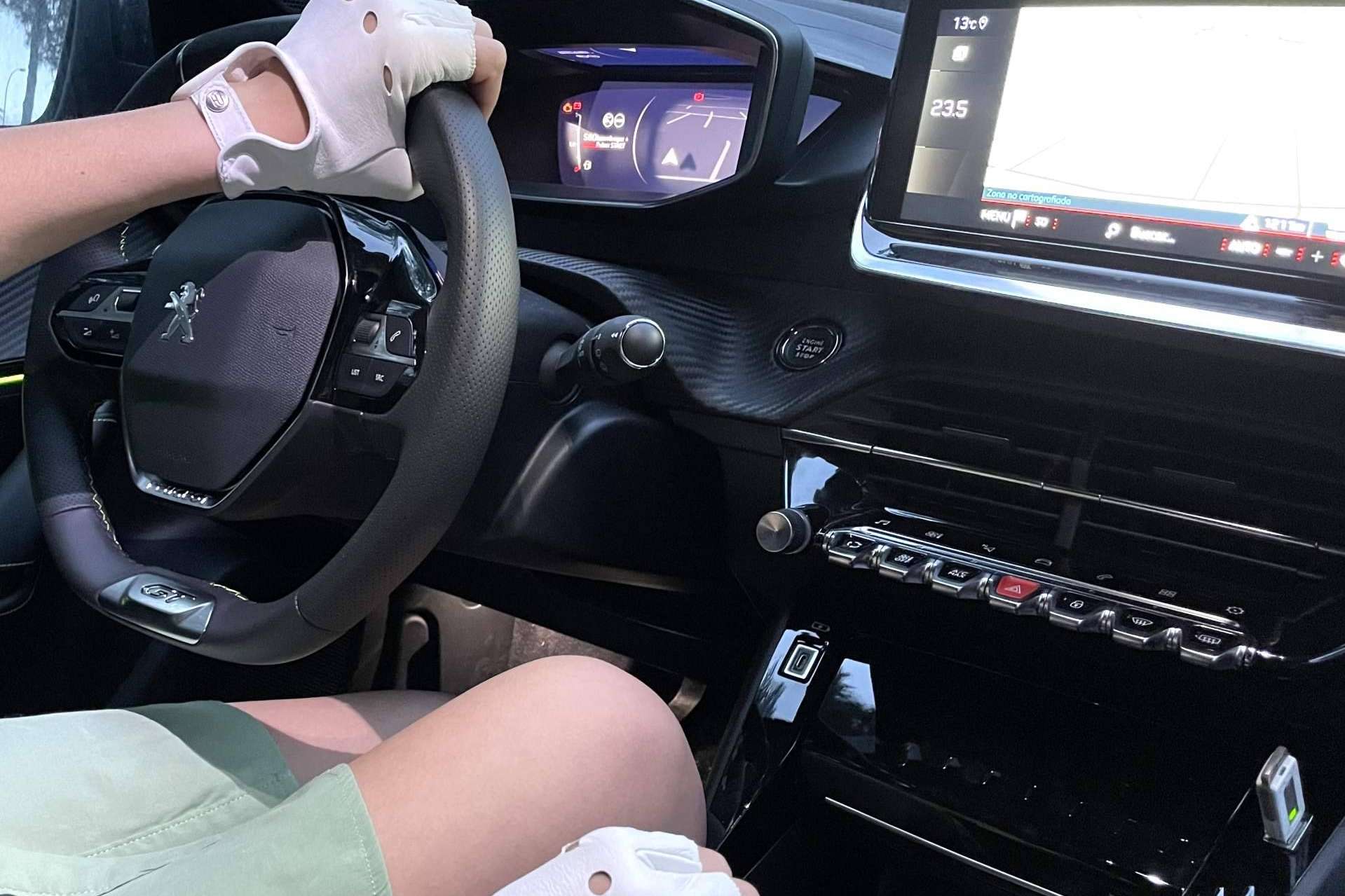 Santacana dispone de un amplio catálogo de guantes de conducir para el verano