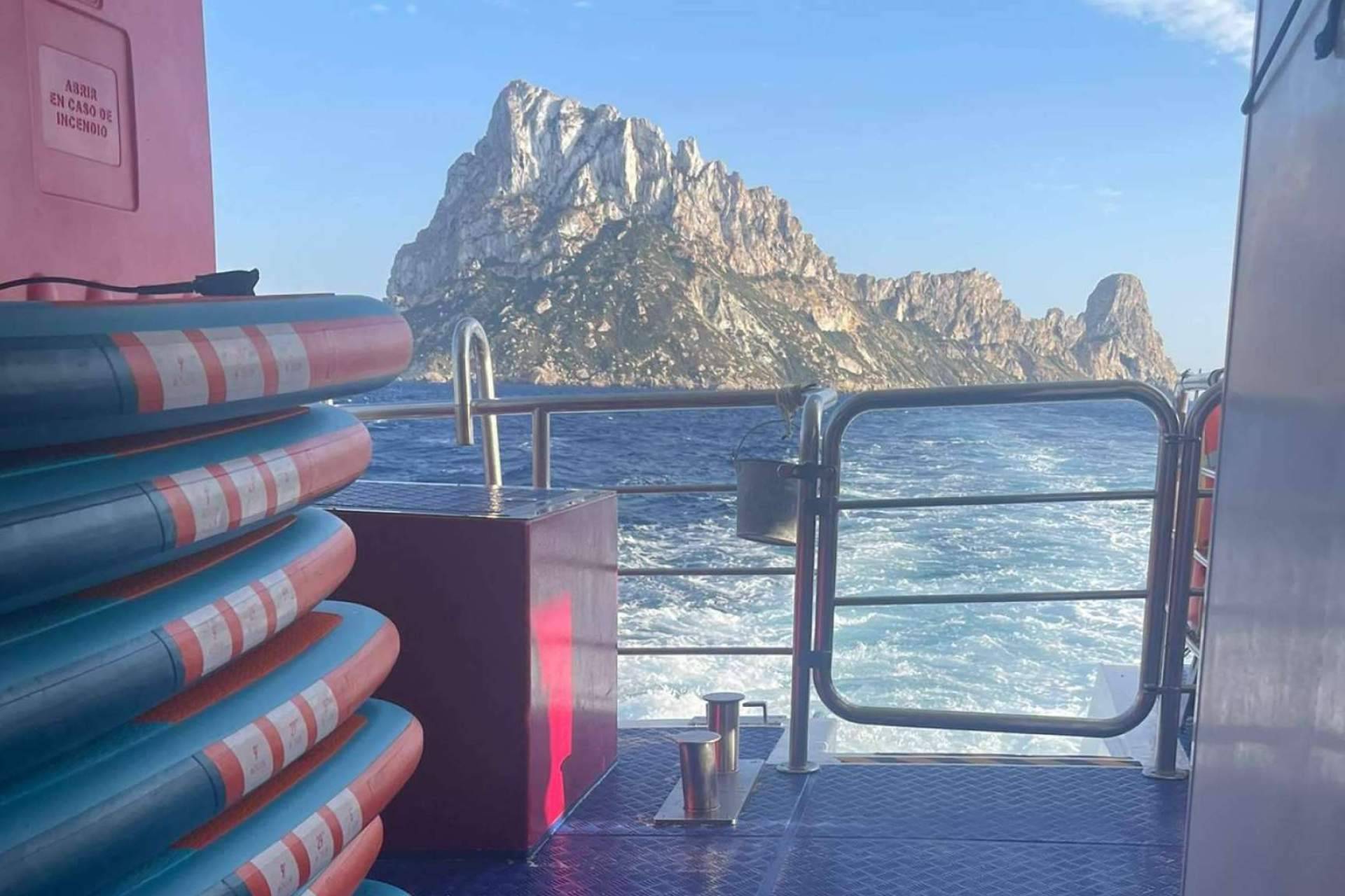 Cruceros con fiestas en barco en Ibiza al atardecer, de la mano de Float Your Boat