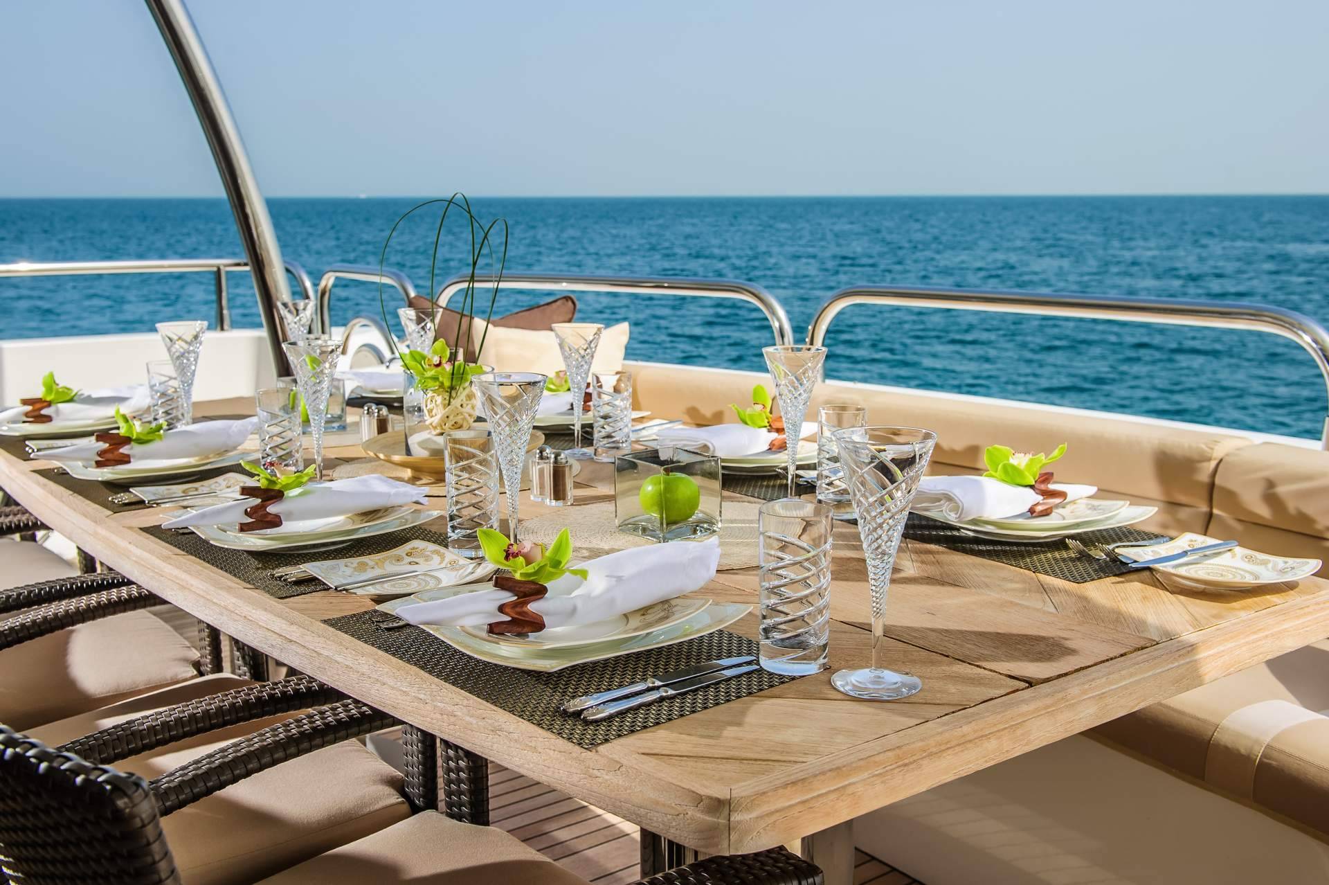 Alquilar un catamarán o barco; celebrar con Sondevela una cena de empresa