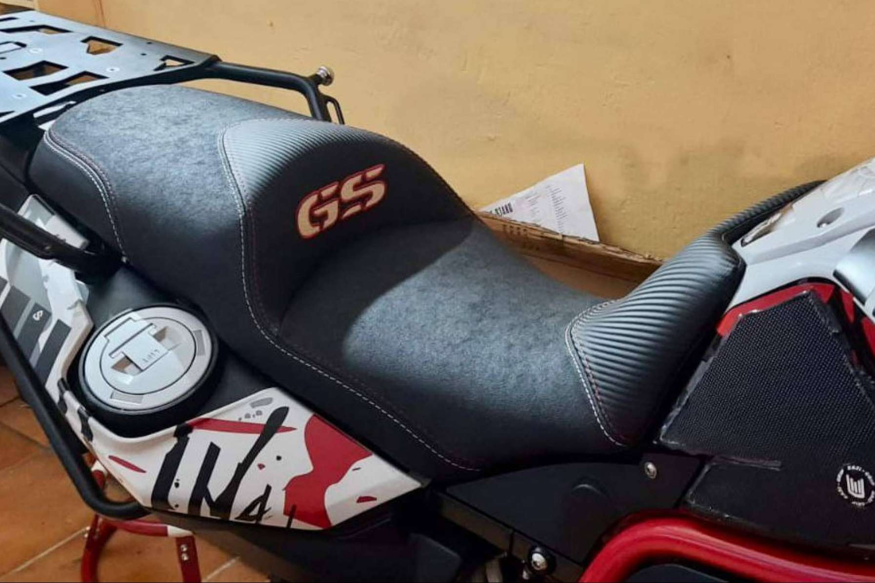 Funda de asiento de una moto personalizada con JM-FUNDAS