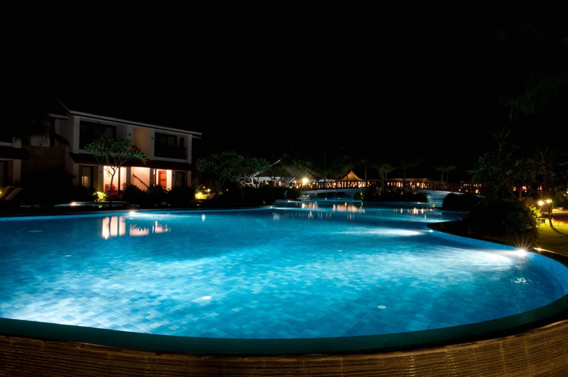 Eficiencia y elegancia con los focos de resina de Swim Home