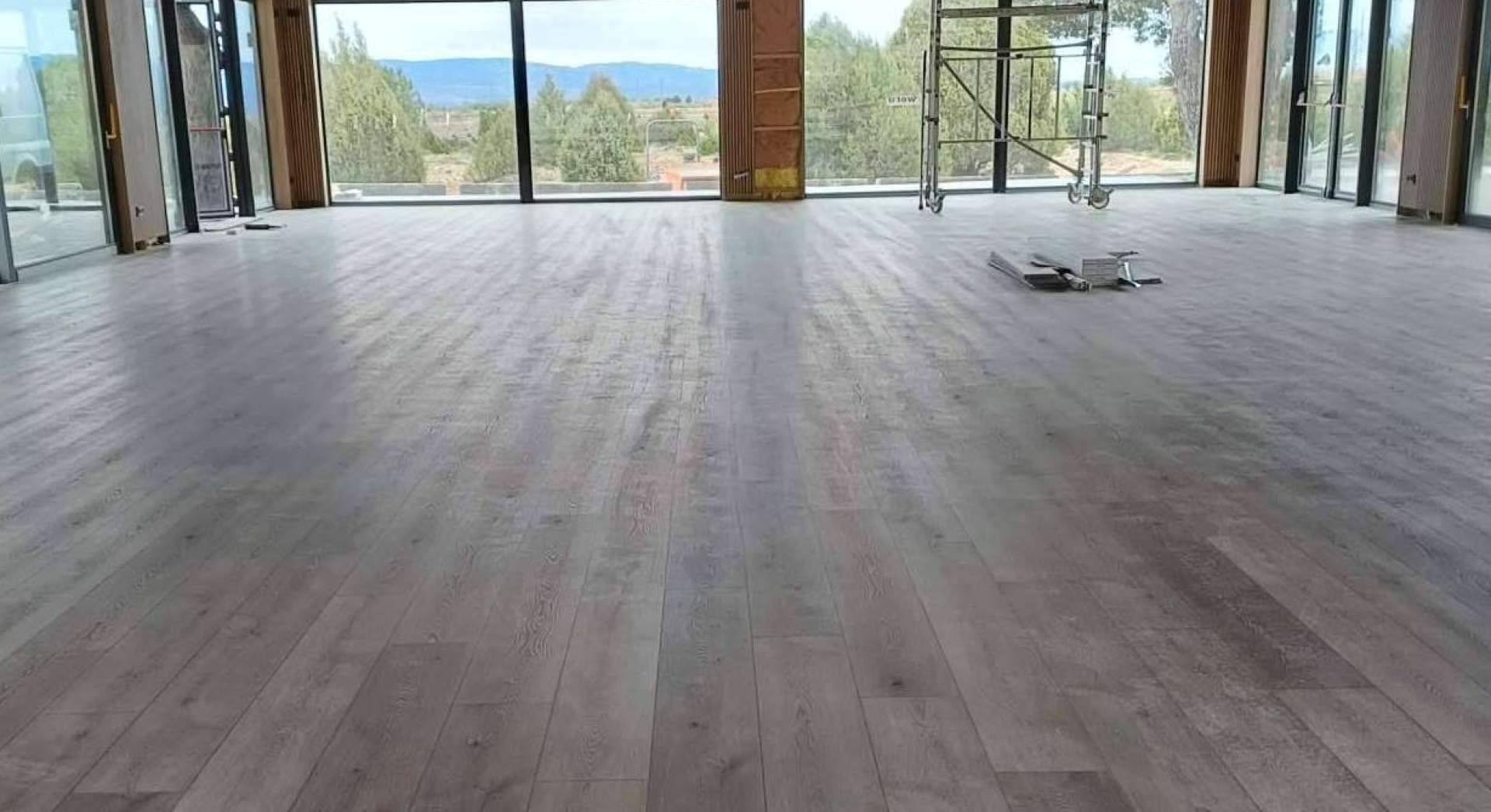 Con tarimas flotantes como las que ofrece AG Pavimentos es posible dotar a un espacio de elegancia y calidez