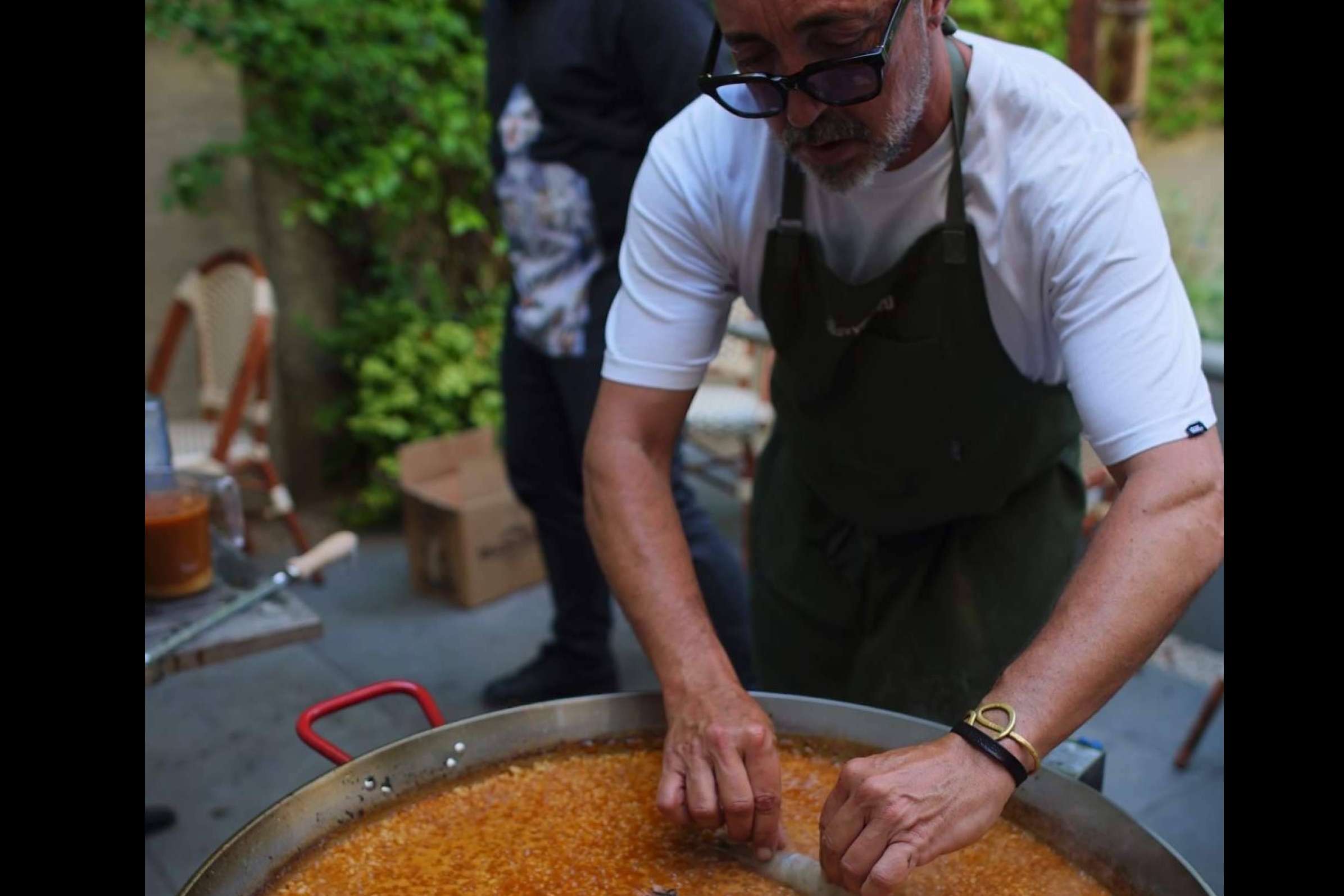 ¡La Paella de carabineros conquista los paladares de los neoyorquinos!  Edu Torres y José Andrés Revolucionan la Gran Manzana