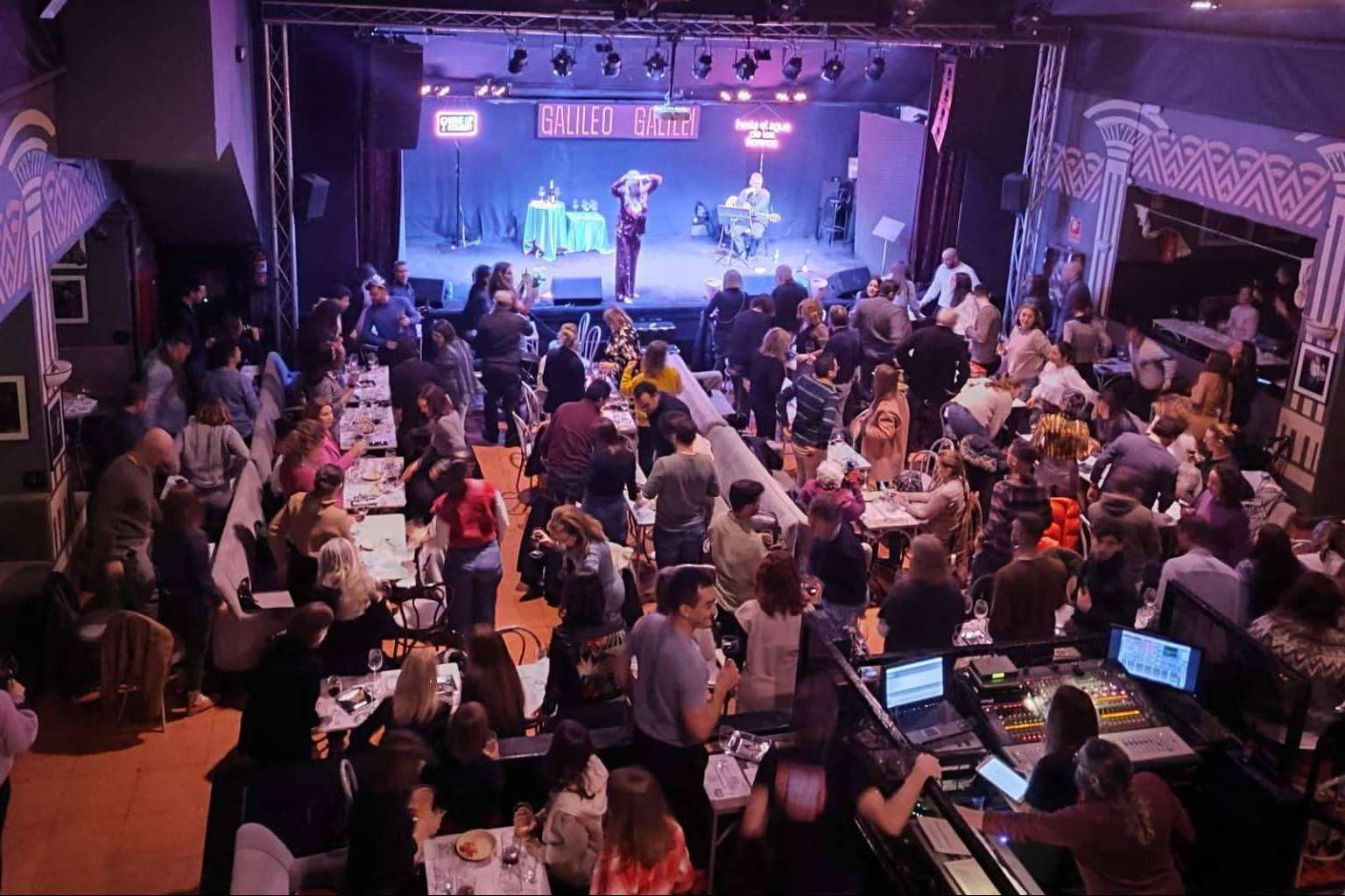 Risas y vinos; el plan ideal de Wine Up Comedy