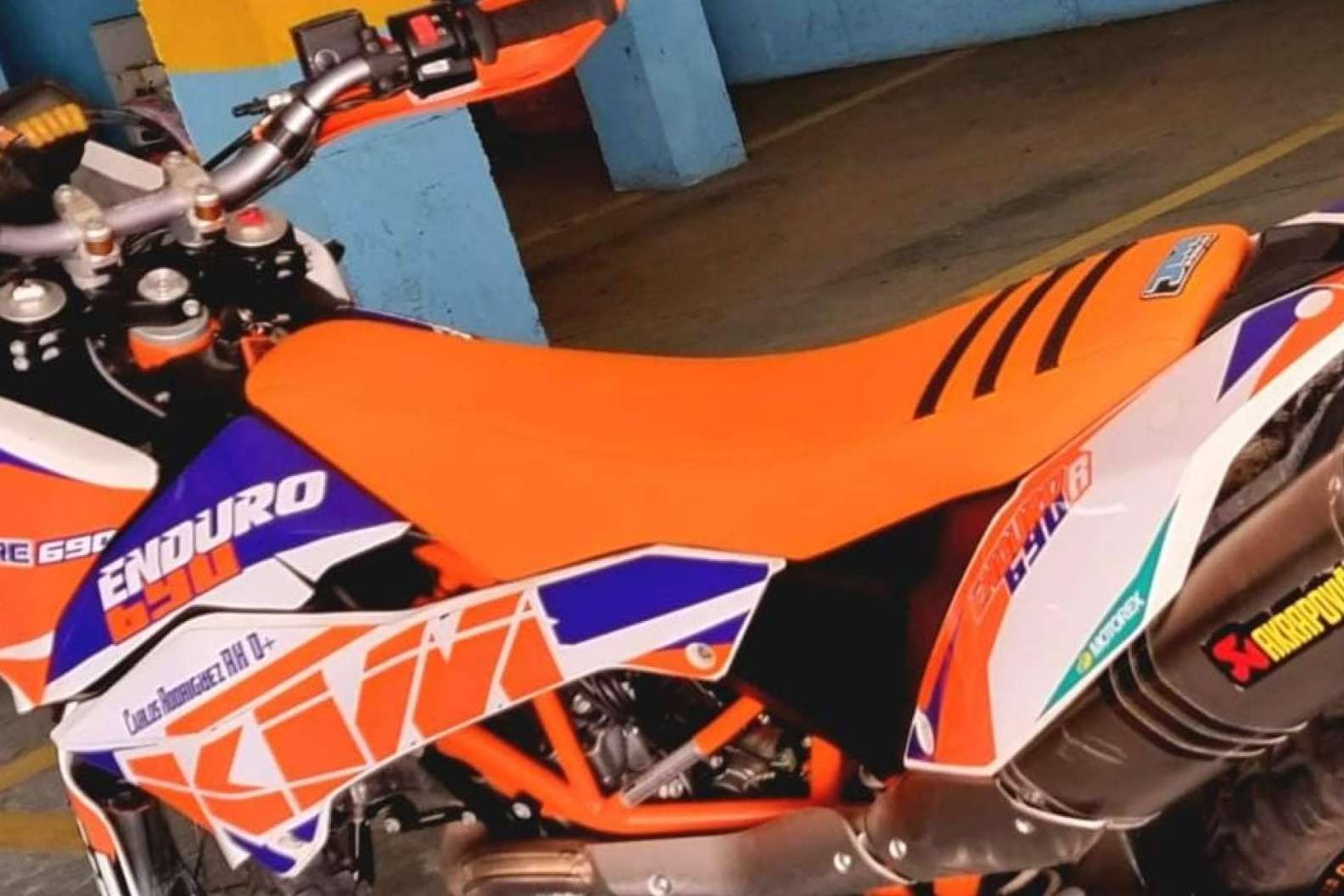 ADHESIVOSEMBARRADOS se especializa en pegatinas para personalizar múltiples modelos de motos