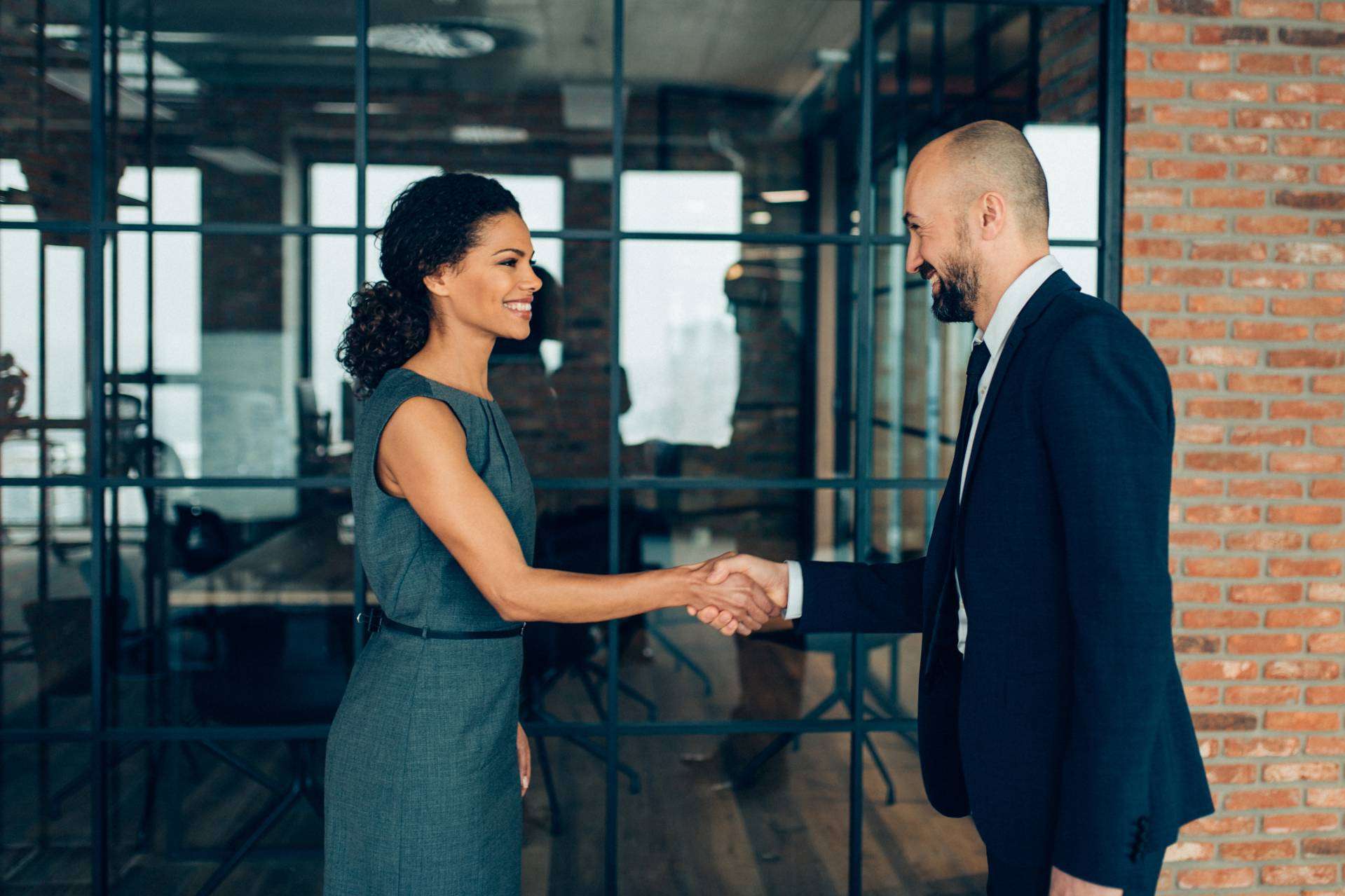 Estrategias para un Seguimiento Exitoso Después del Networking y Cómo Sacarle Rendimiento a la Tarjeta de Visita Digital