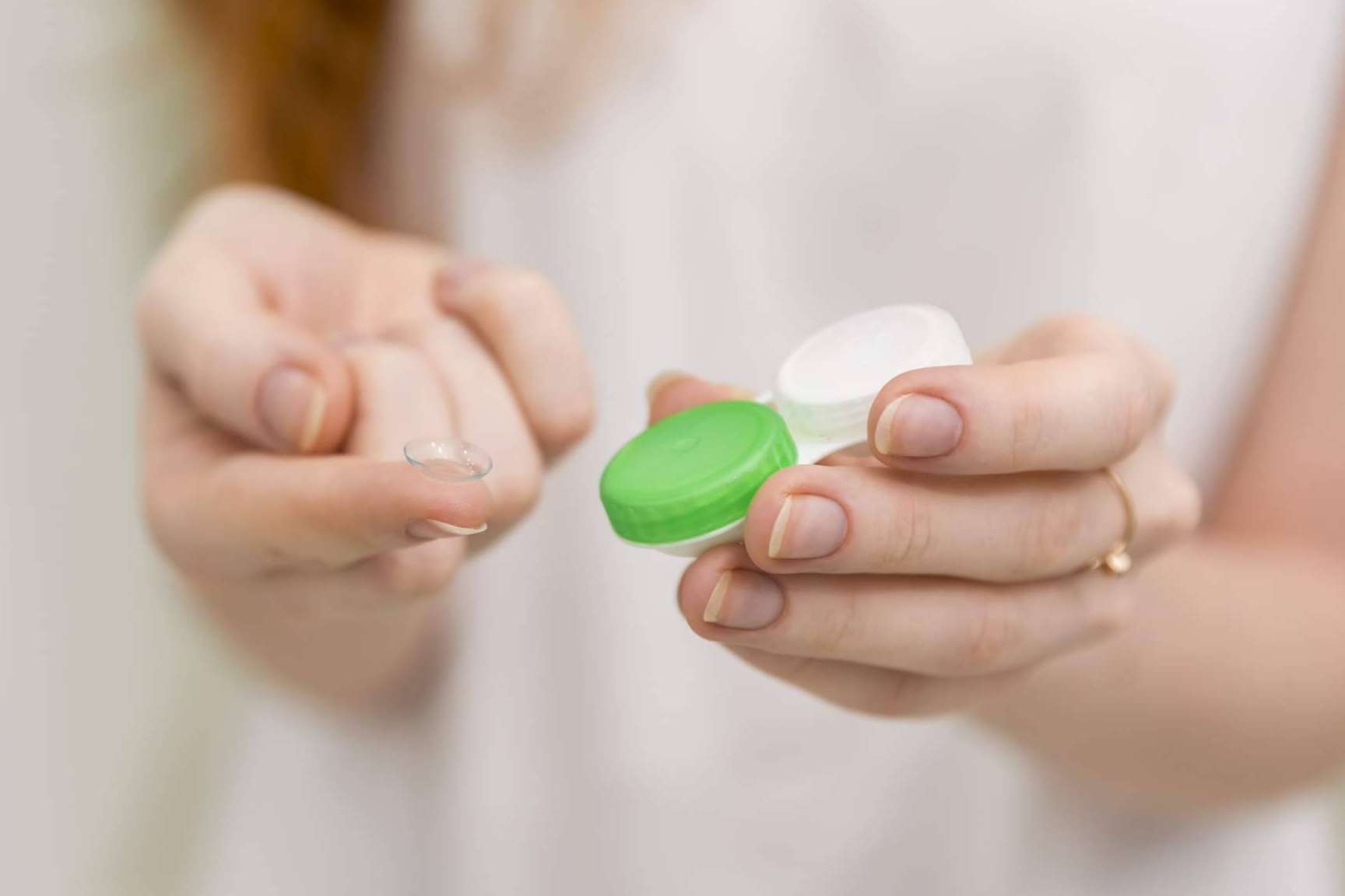 SIFI ofrece soluciones ante los riesgos de usar lentillas en el agua