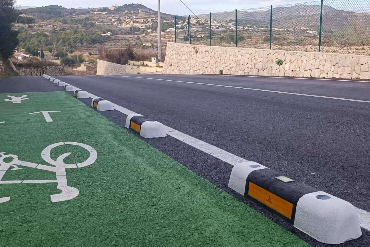 Abadecom confirma su compromiso con la movilidad sostenible a través de la instalación de separadores fotoluminiscentes