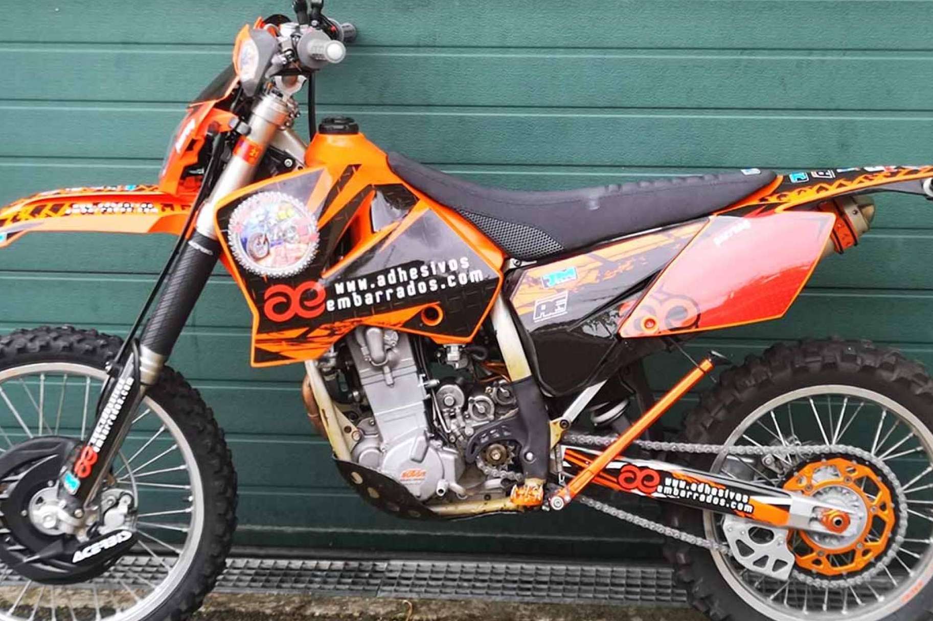 ADHESIVOSEMBARRADOS ofrece kits de pegatinas personalizados para motos offroad