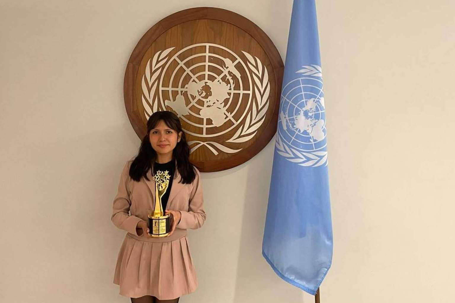 PendieOrgullo Latino; Primera mujer destaca al Ganar el Global Student Prize 2024