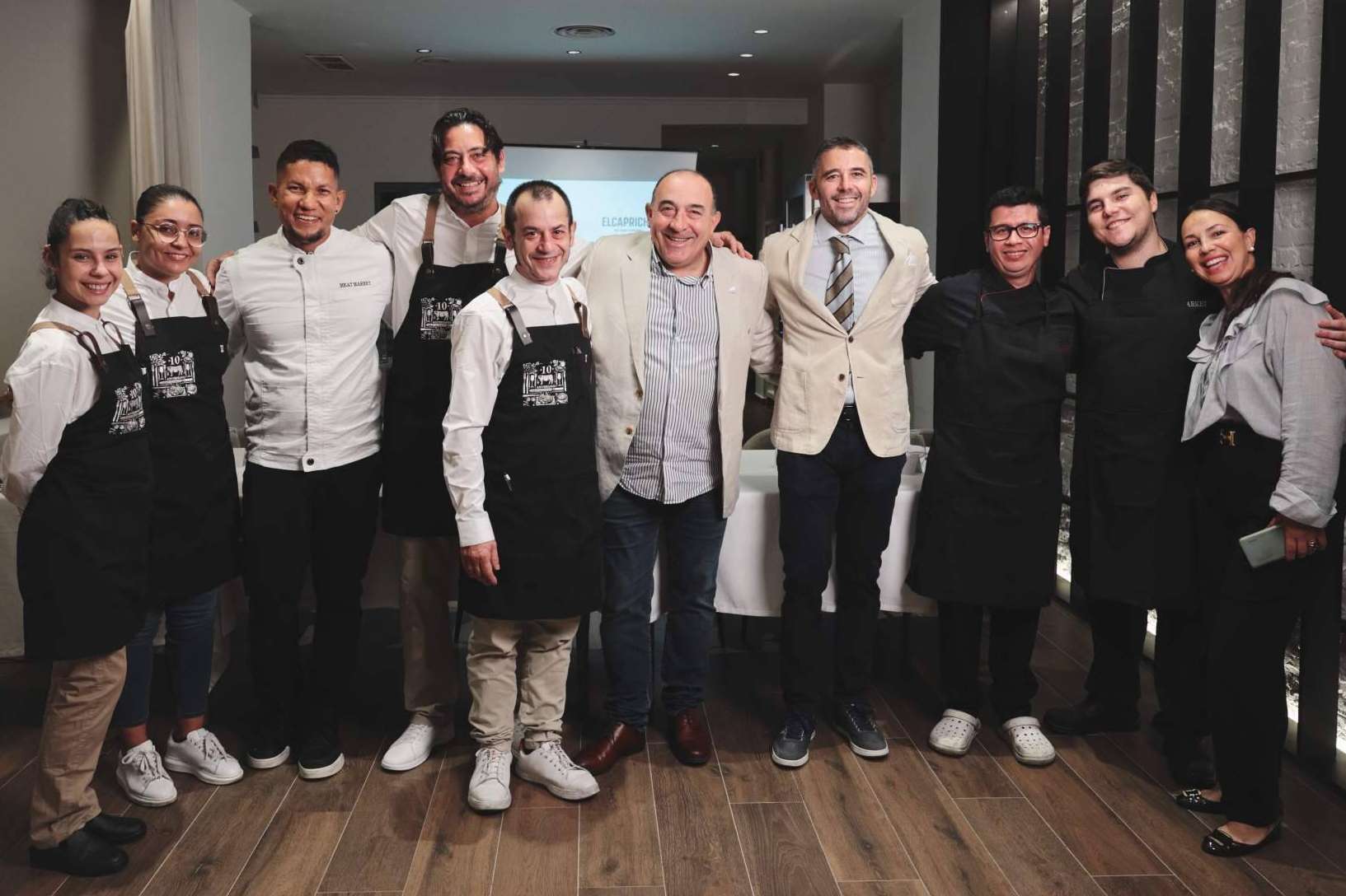 El evento del 10º aniversario del restaurante Meat Market, reunió personalidades como José Gordón y Francis Montesinos