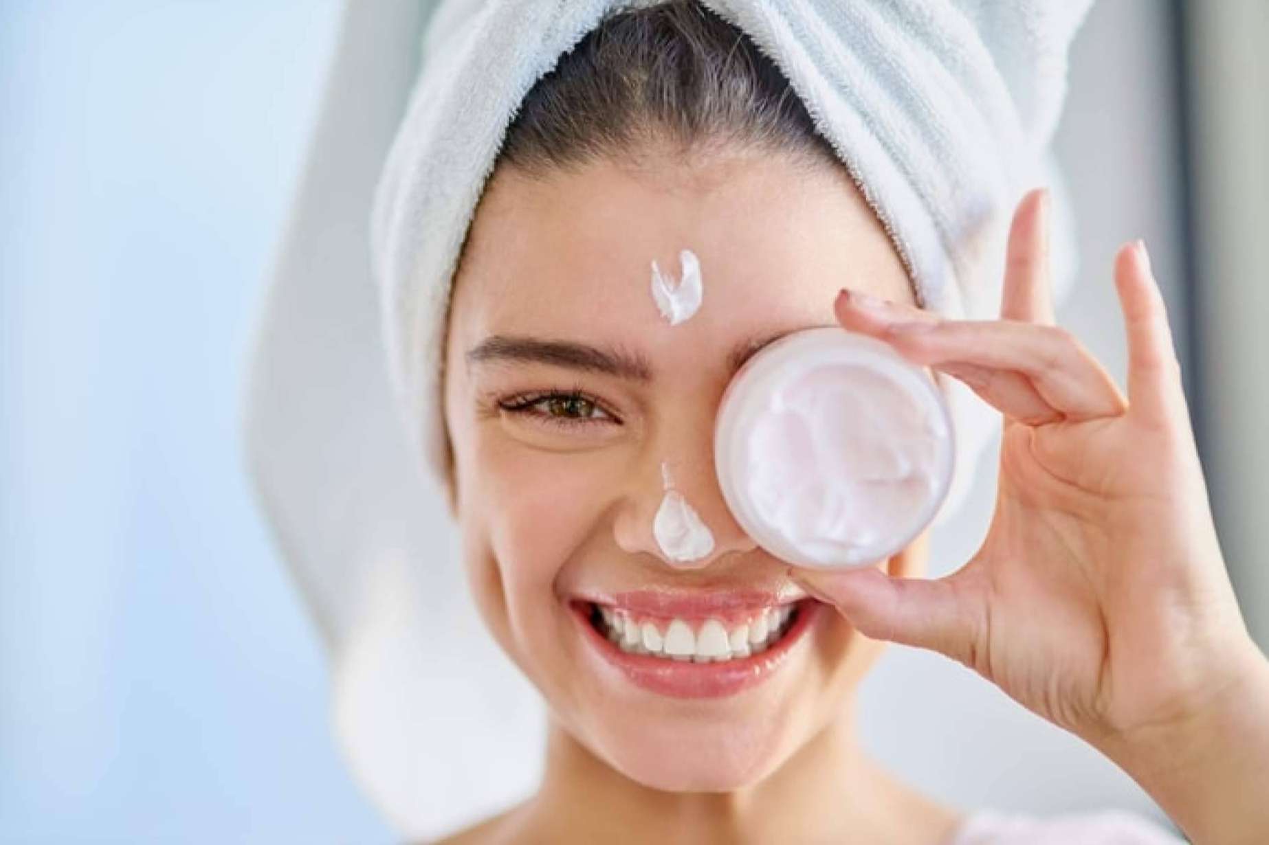 Avène, el secreto del éxito de la cosmética de farmacia más viral, y dónde comprar a uno de los mejores precios