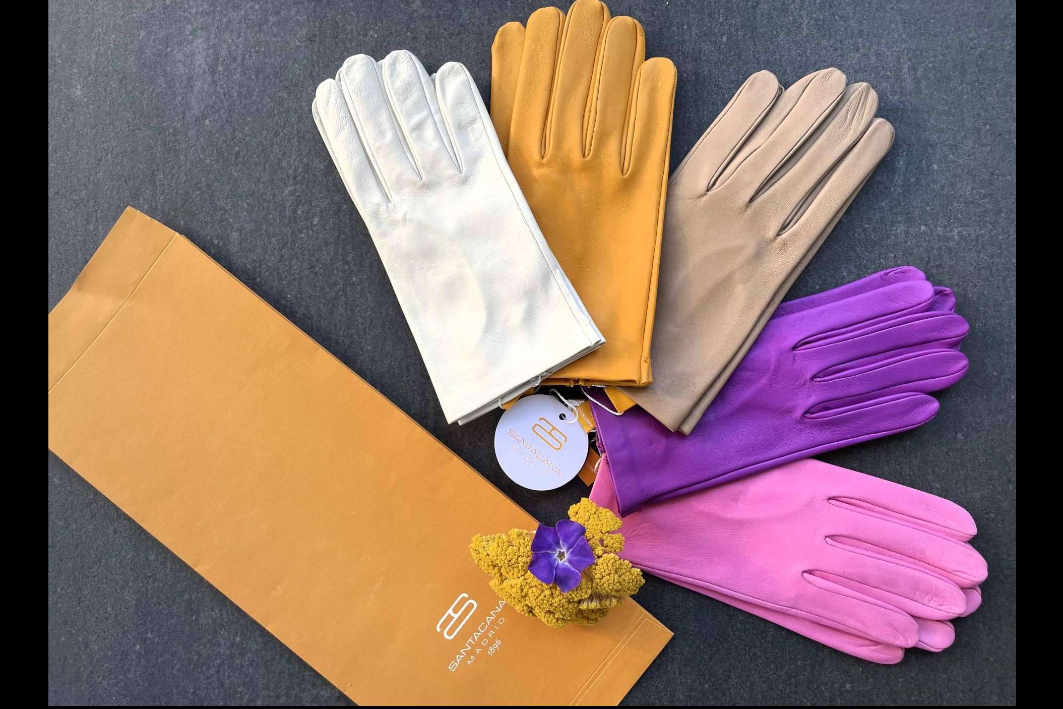 Abrigo y sofisticación; Santacana presenta su colección de guantes de piel para esta temporada