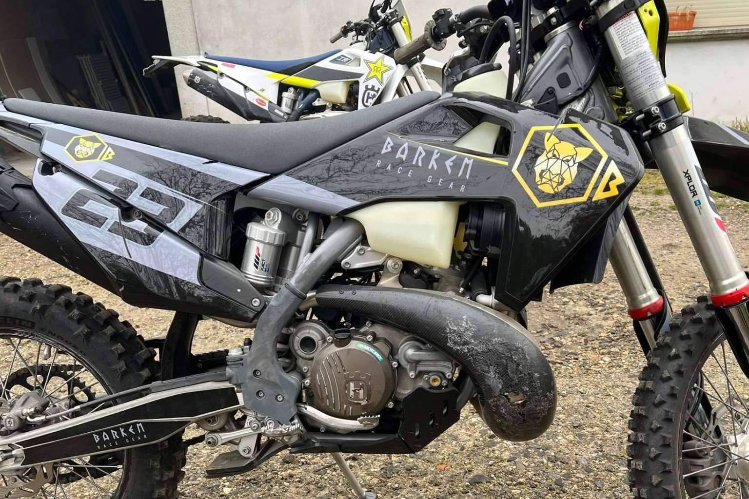 ADHESIVOSEMBARRADOS; innovación en adhesivos personalizados para motos de enduro