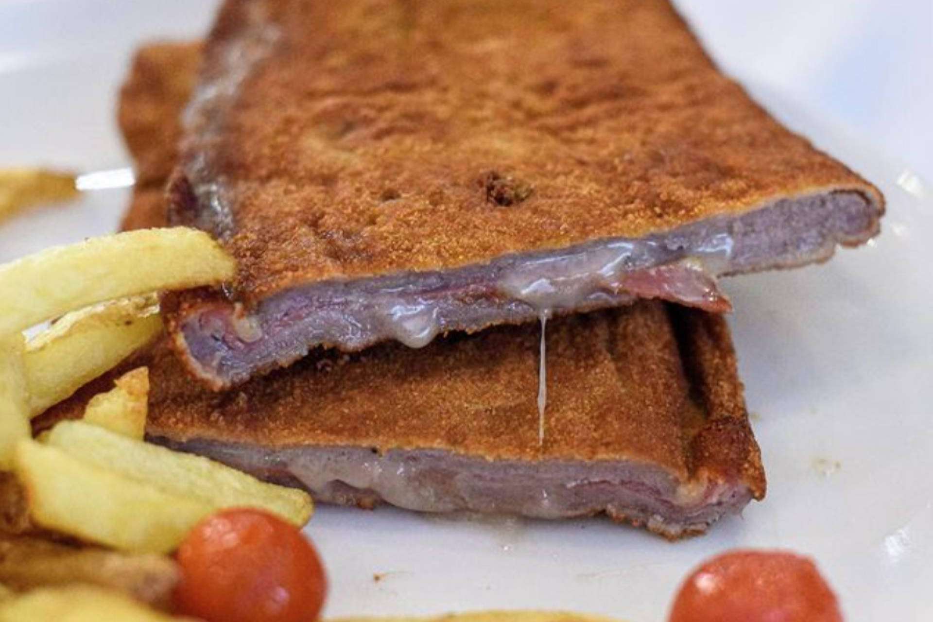 El cachopo, un plato insignia en Pasa Tapas