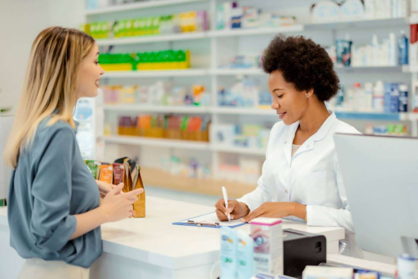El camino hacia la titularidad de farmacia se refuerza con formación práctica y asesoramiento experto