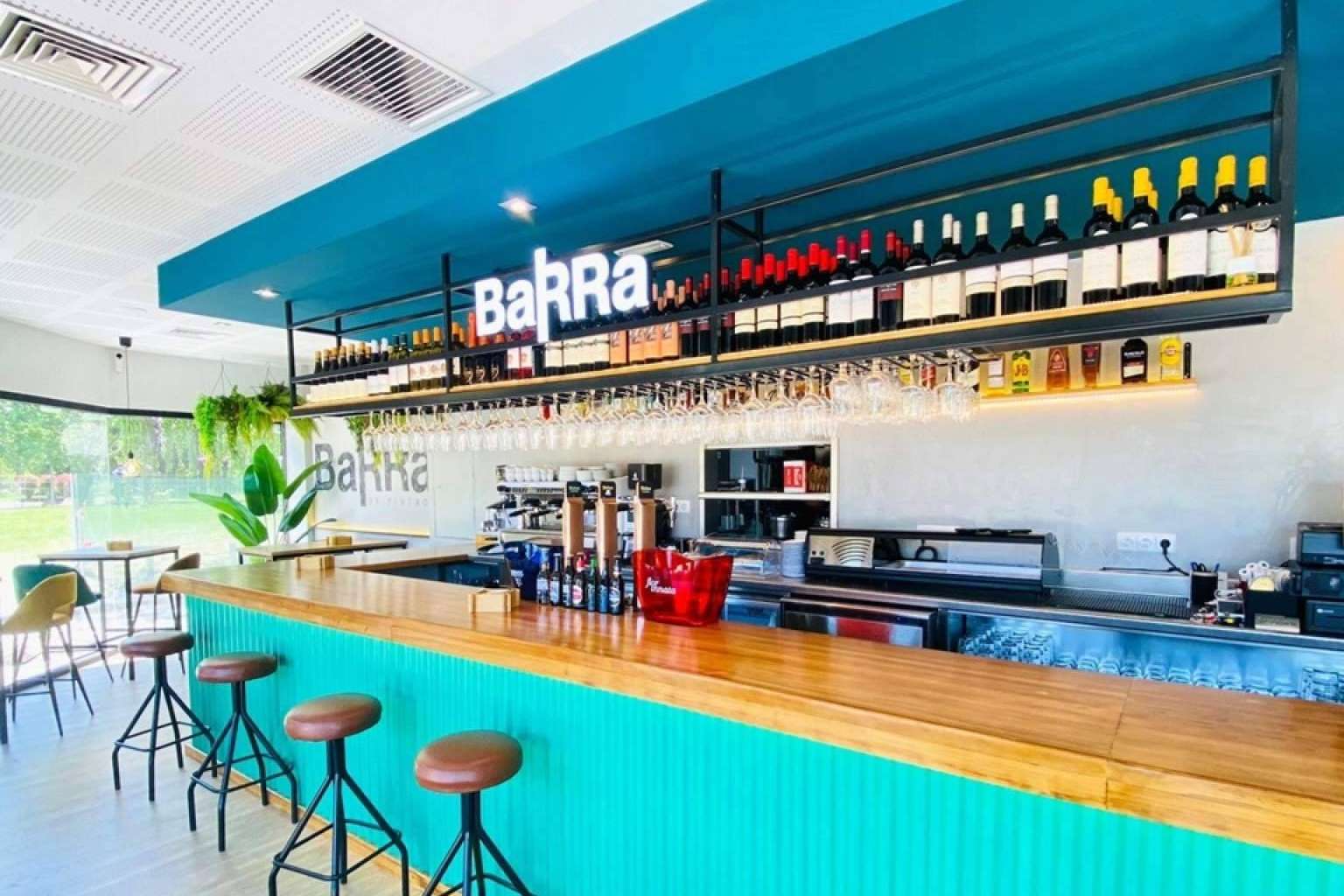El local tiene una superficie de 100 metros cuadrados en el interior, más otros 120 de terraza