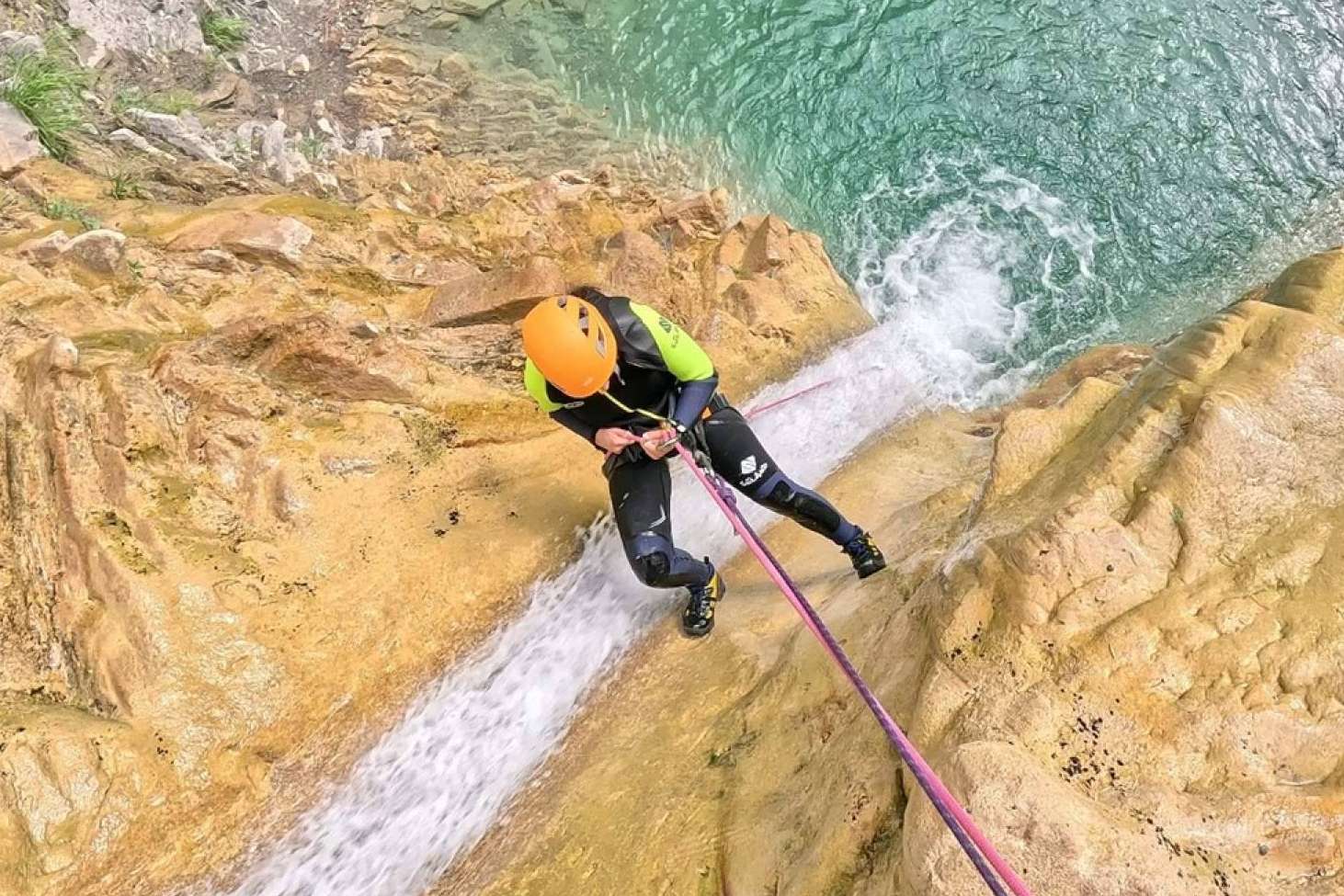 Pirineos; Emoción y Deporte. Barranquismo en Jaca y Vía Ferrata Sorrosal te Esperan este Verano