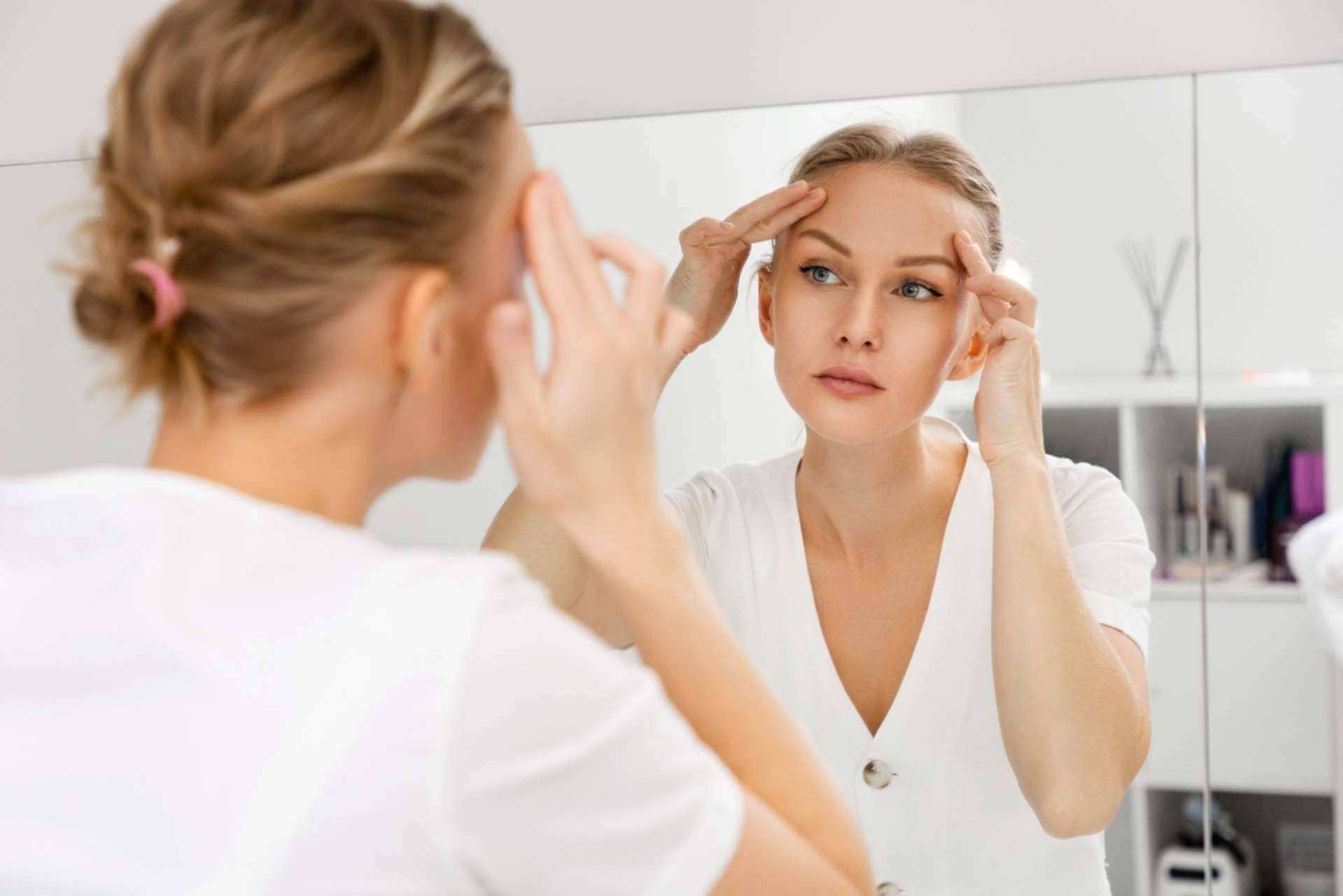 Verano y expresión facial; cómo el envejecimiento prematuro en frente, entrecejo y patas de gallo