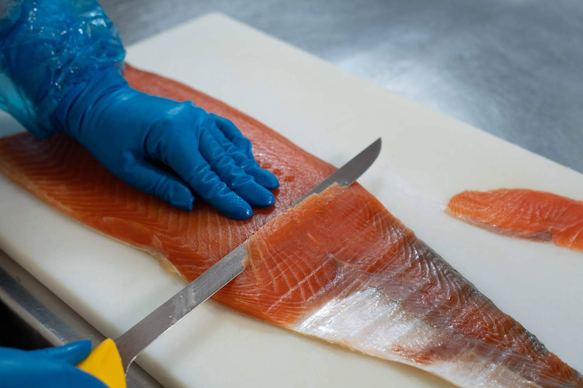 Anfele Ahumados destaca en la venta de salmón ahumado directo al minorista desde su web oficial