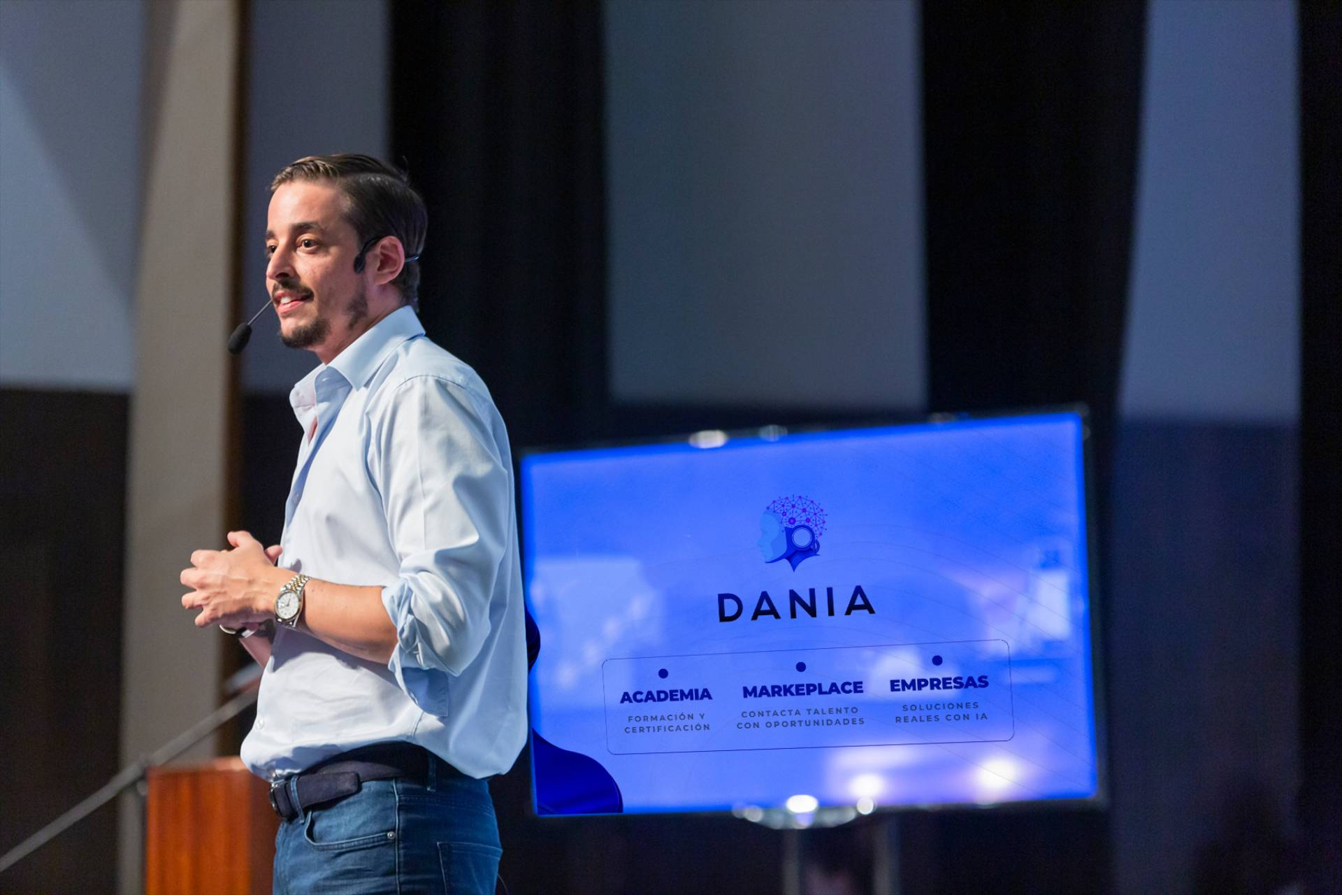 DANIA lanza el ecosistema de IA líder para empresas hispanas que quieren vender más