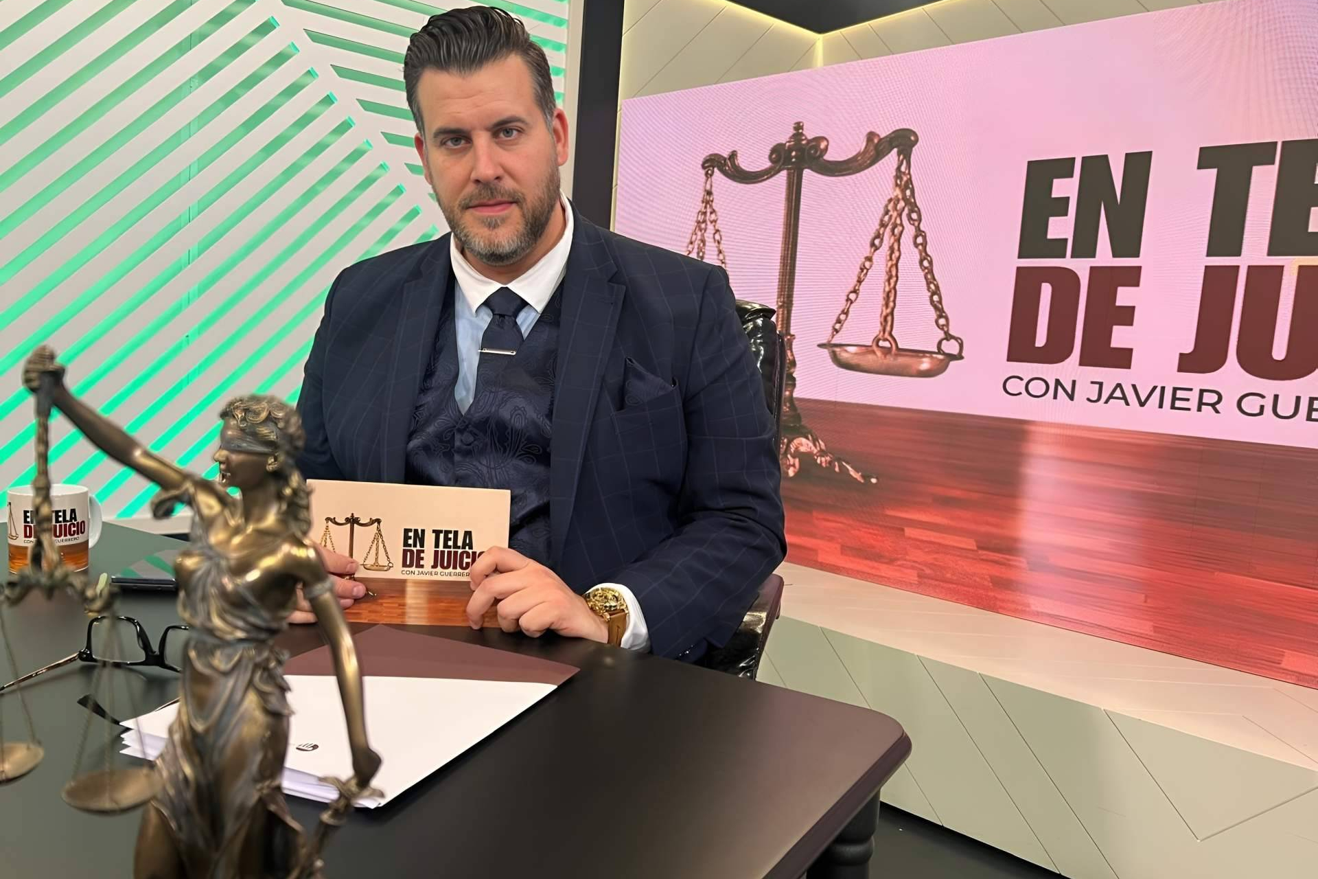Javier Guerrero produce, dirige y presenta el éxito televisivo 'En Tela de Juicio'