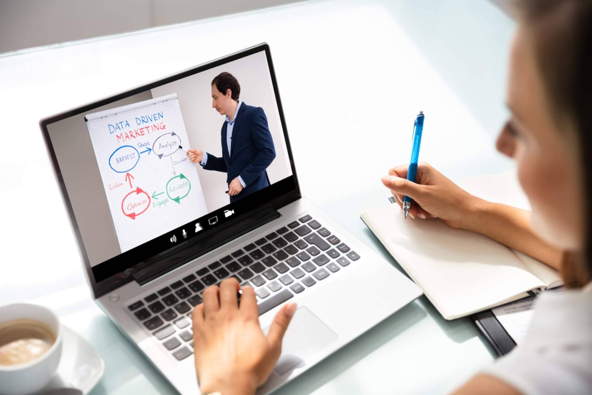 Estudiantes y tutores conectan en ApruebaTodo a través de una plataforma colaborativa online