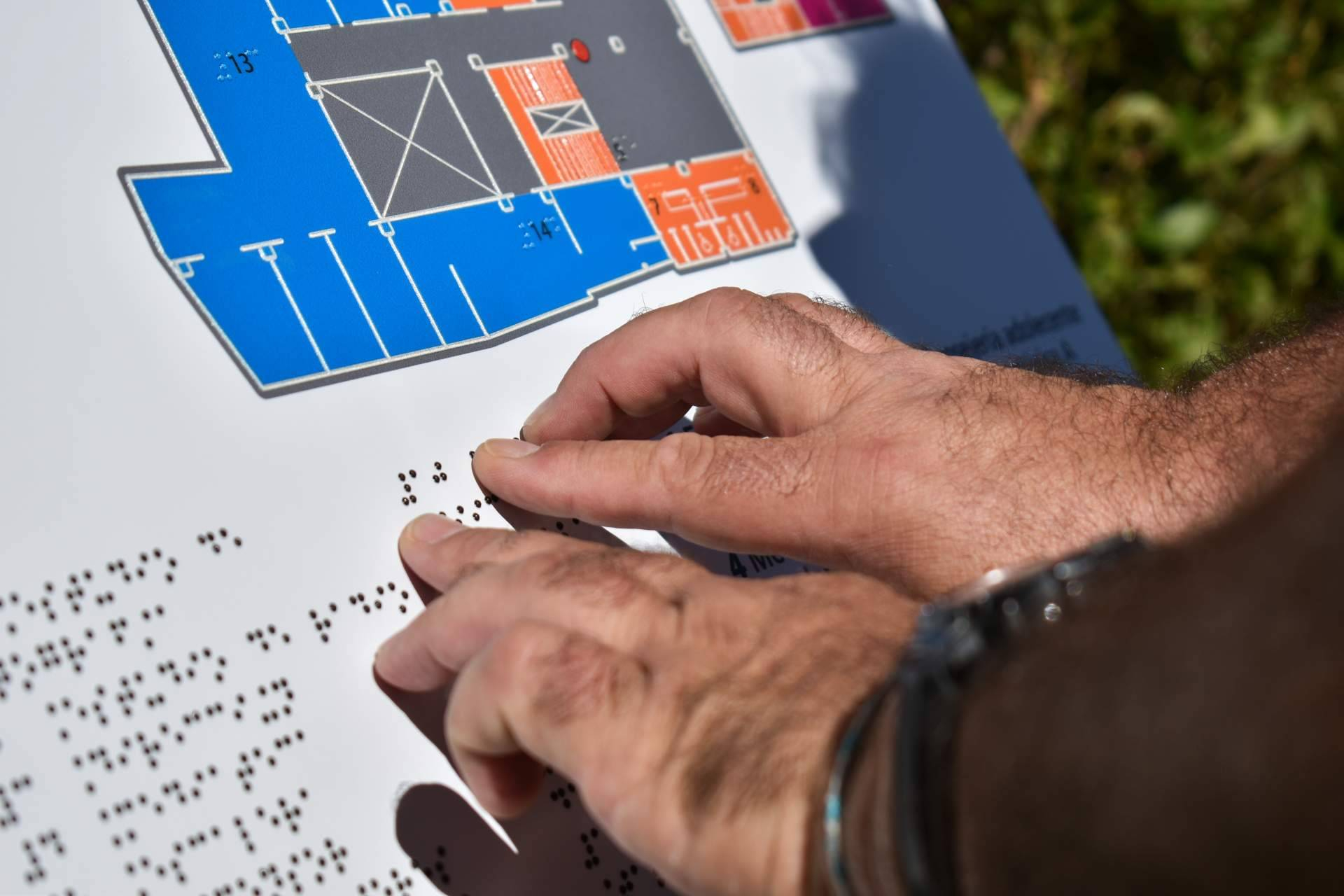 Databraille refuerza la accesibilidad universal mediante señalización con braille y altorrelieve