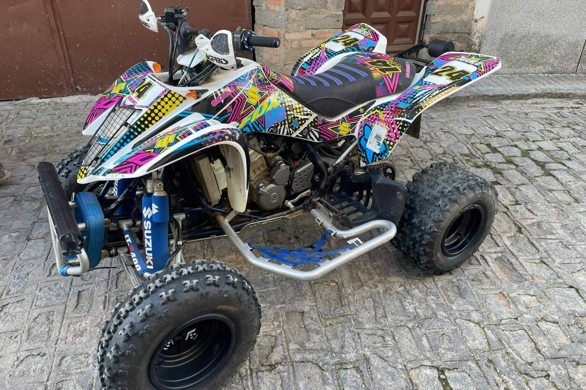 ADHESIVOSEMBARRADOS presenta adhesivos personalizados para kart y quad con resistencia extrema