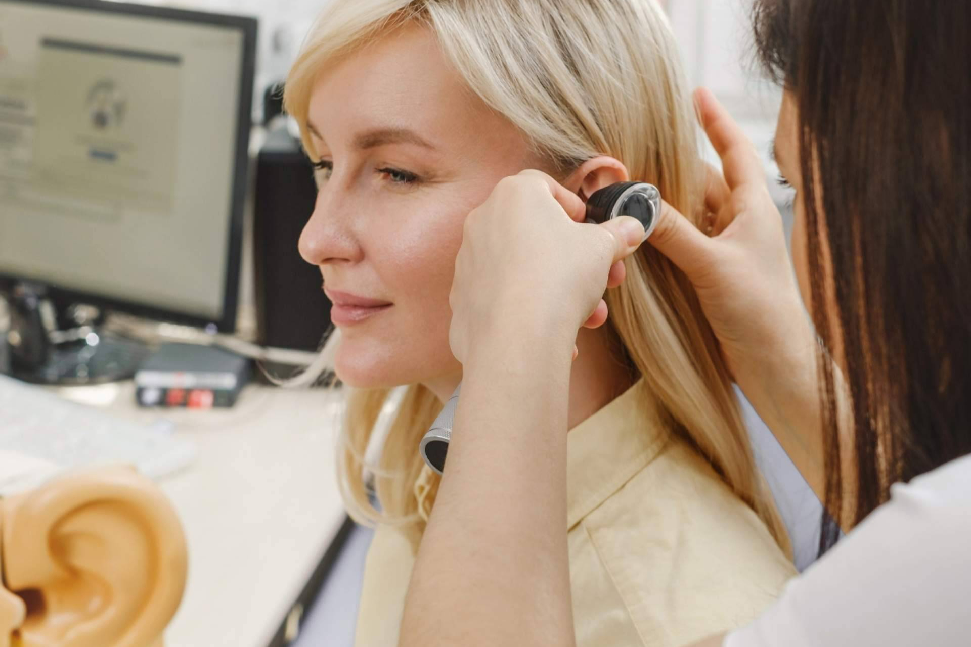 Auriculares y ruido cotidiano; cómo evitar la 'fatiga auditiva' y proteger la comprensión del habla