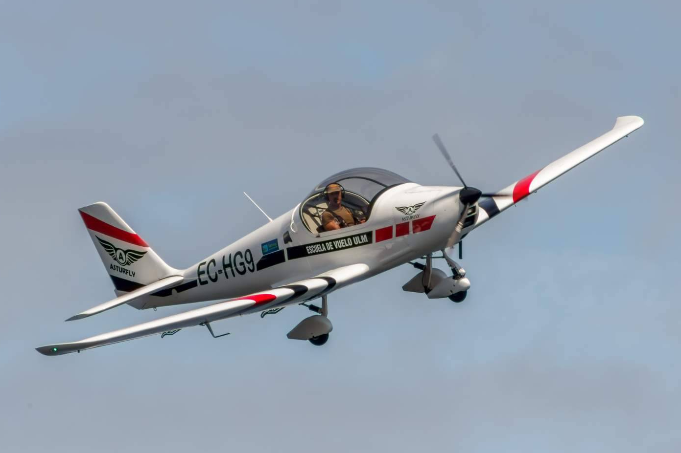 Piloto por un día a los 60; Asturfly desmonta mitos sobre la edad en la aviación ultraligera