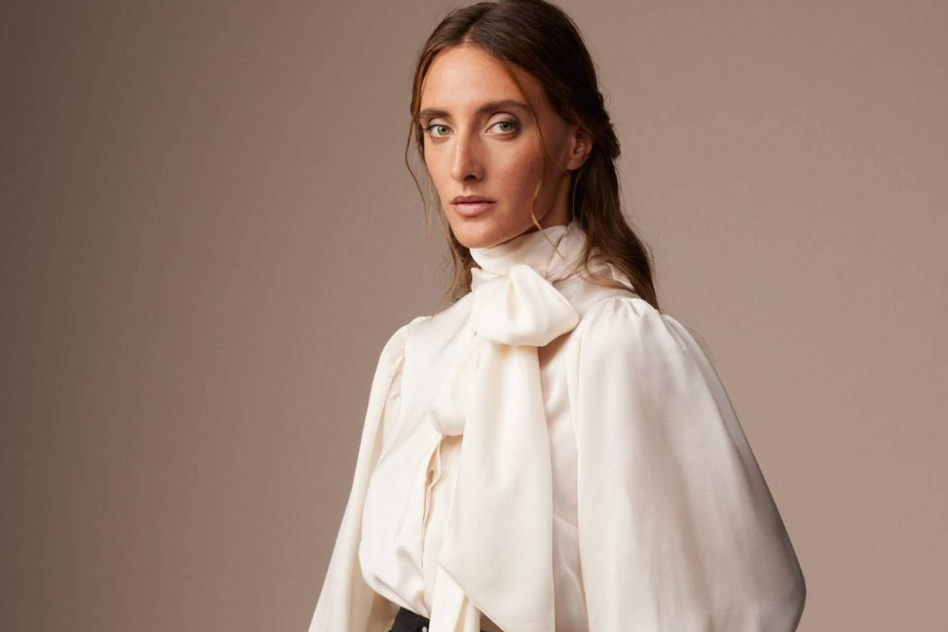 Blusas de lazada; el retorno elegante del poder femenino en los looks de oficina