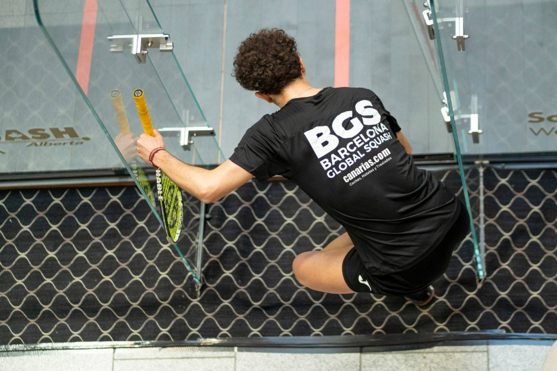 Iván Pérez, la promesa tinerfeña del squash profesional español, estrena apoyo de empresa de su tierra