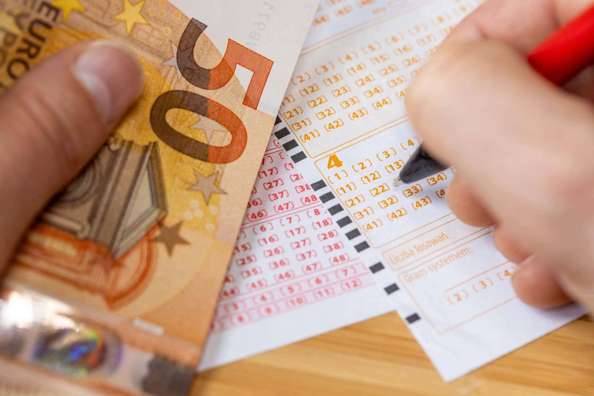 Cobro de premios en la lotería; límites legales, caducidad y gestión de apuestas online