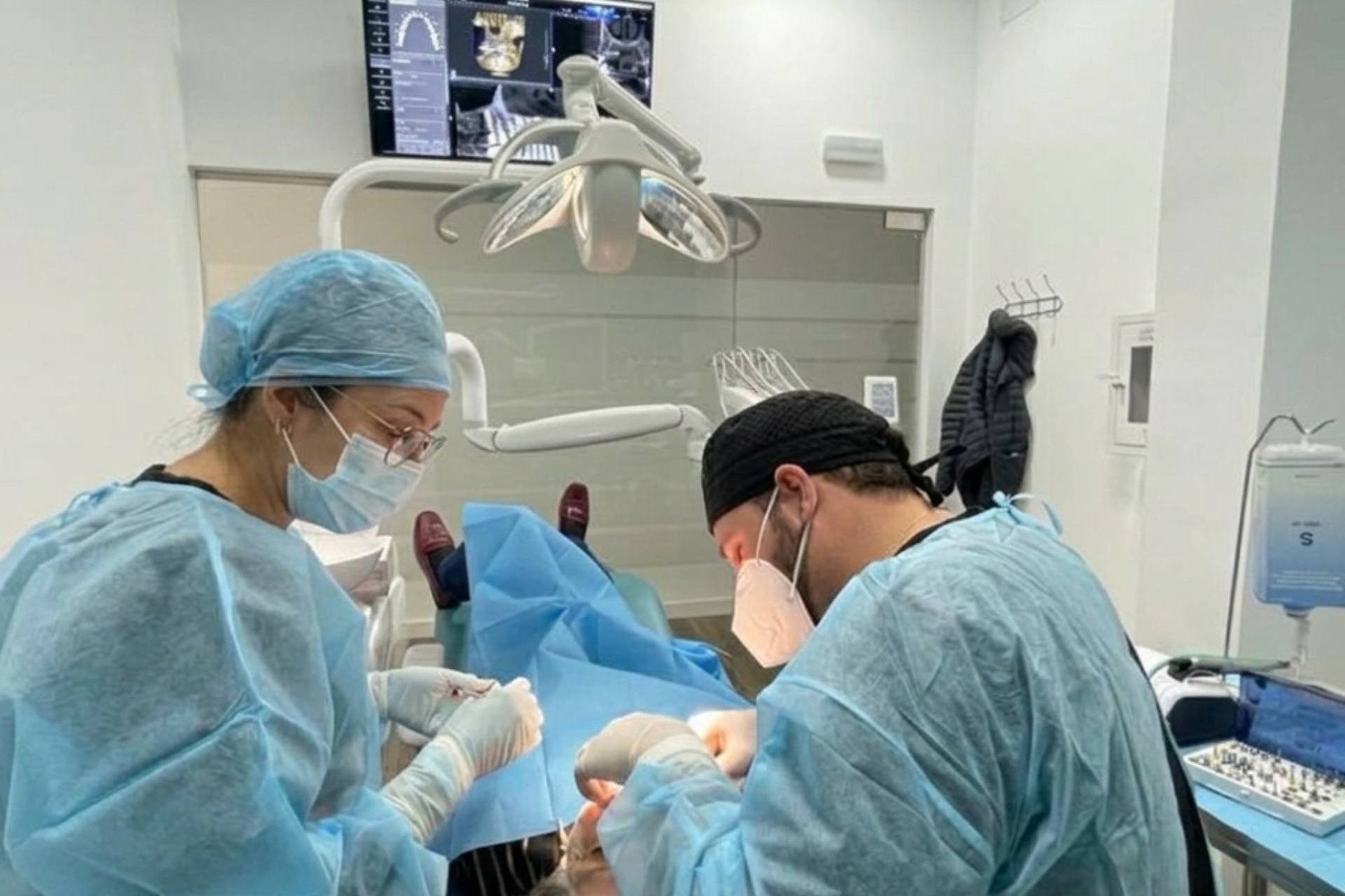 Implantes dentales fijos en un día; así avanza la rehabilitación oral digital en BR Dental Móstoles