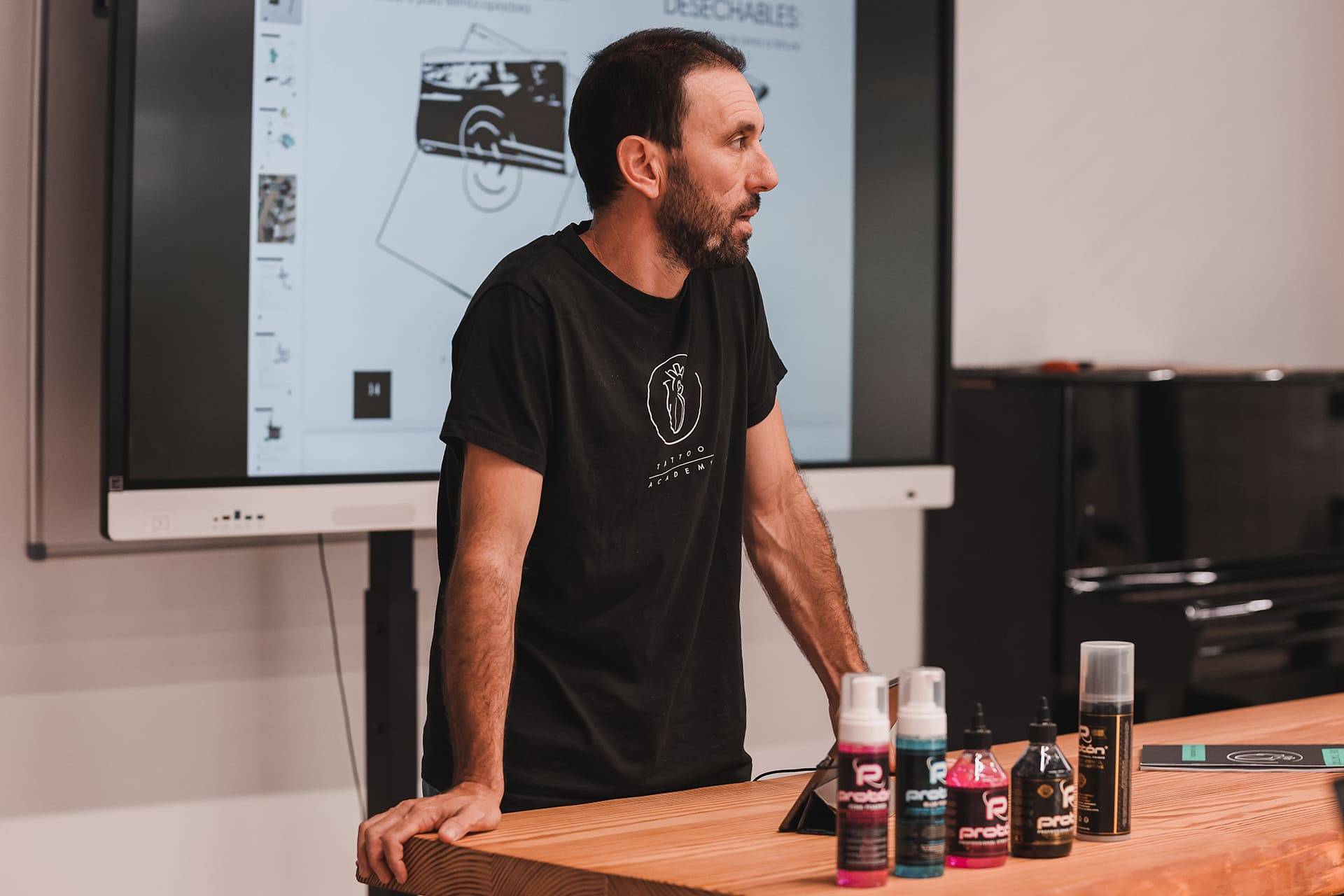 El tatuaje como profesión artística; cómo elegir bien un curso de tatuaje en un sector en plena transformación