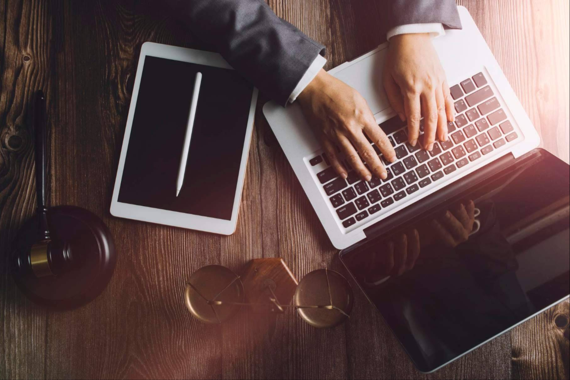La presencia online de los despachos de abogados gana peso en la era de la IA y la búsqueda digital