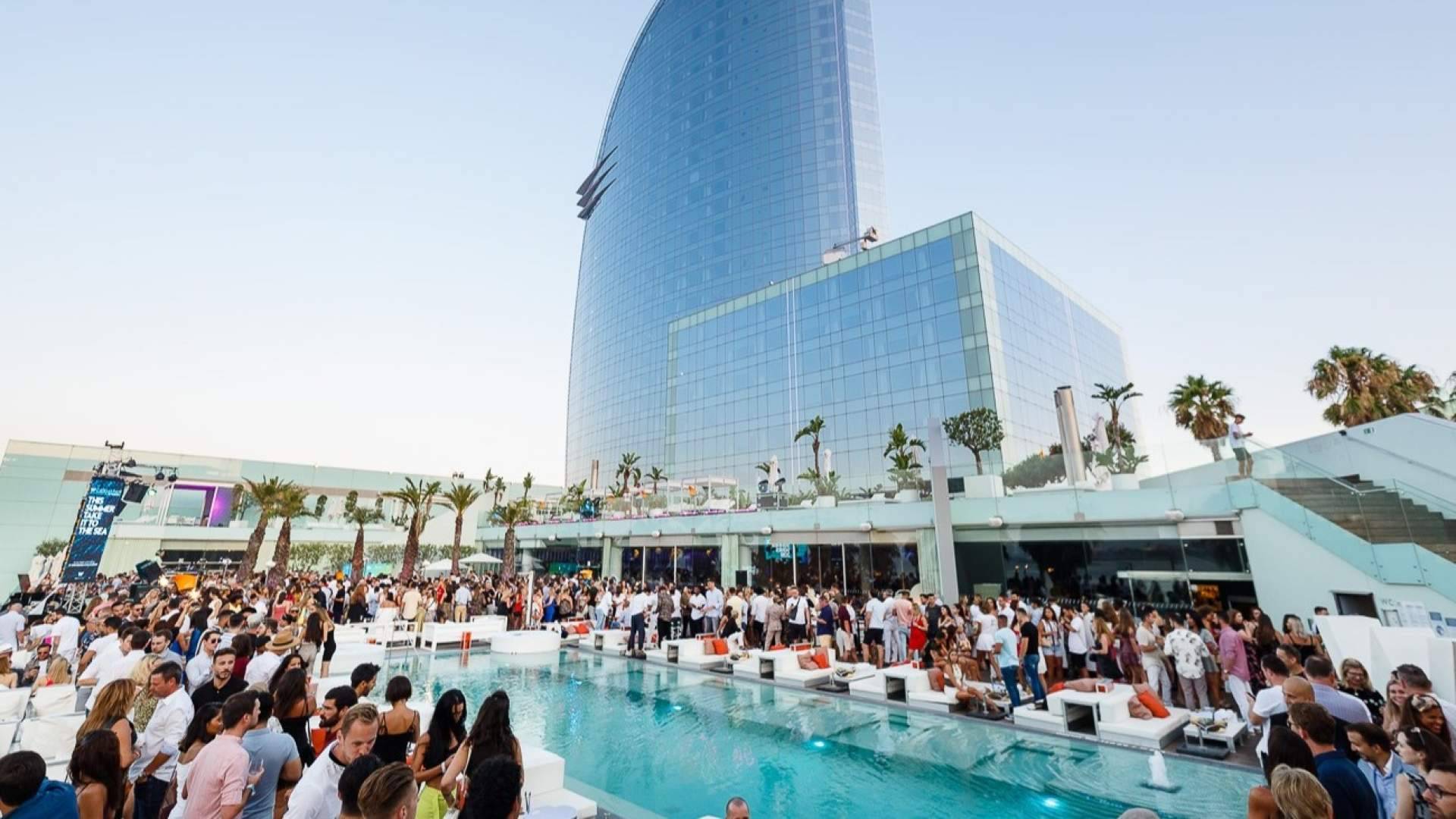 Barcelona da la bienvenida al verano 2026 con el regreso de los beach clubs más exclusivos