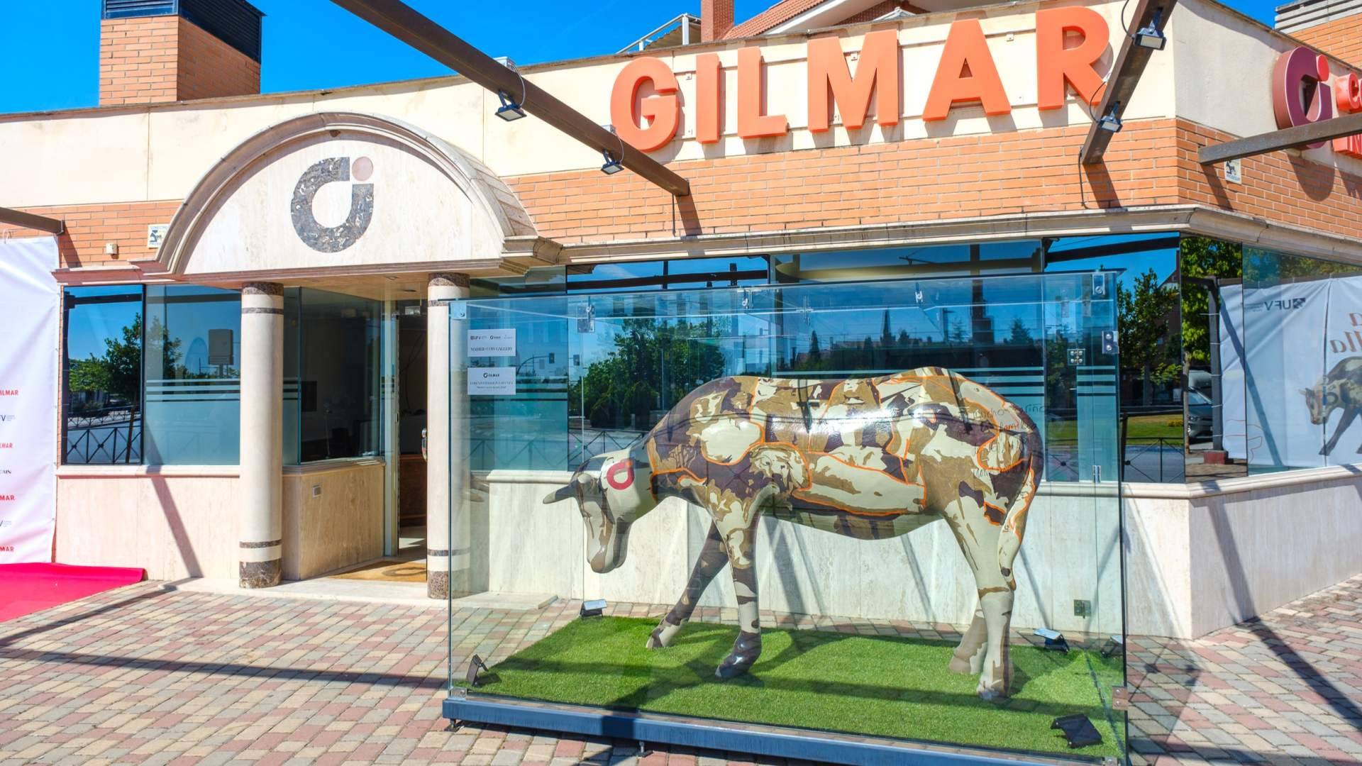 Una vaca, 200 vecinos y José Ramón de la Morena; así fue la noche en la que GILMAR llenó Boadilla de arte