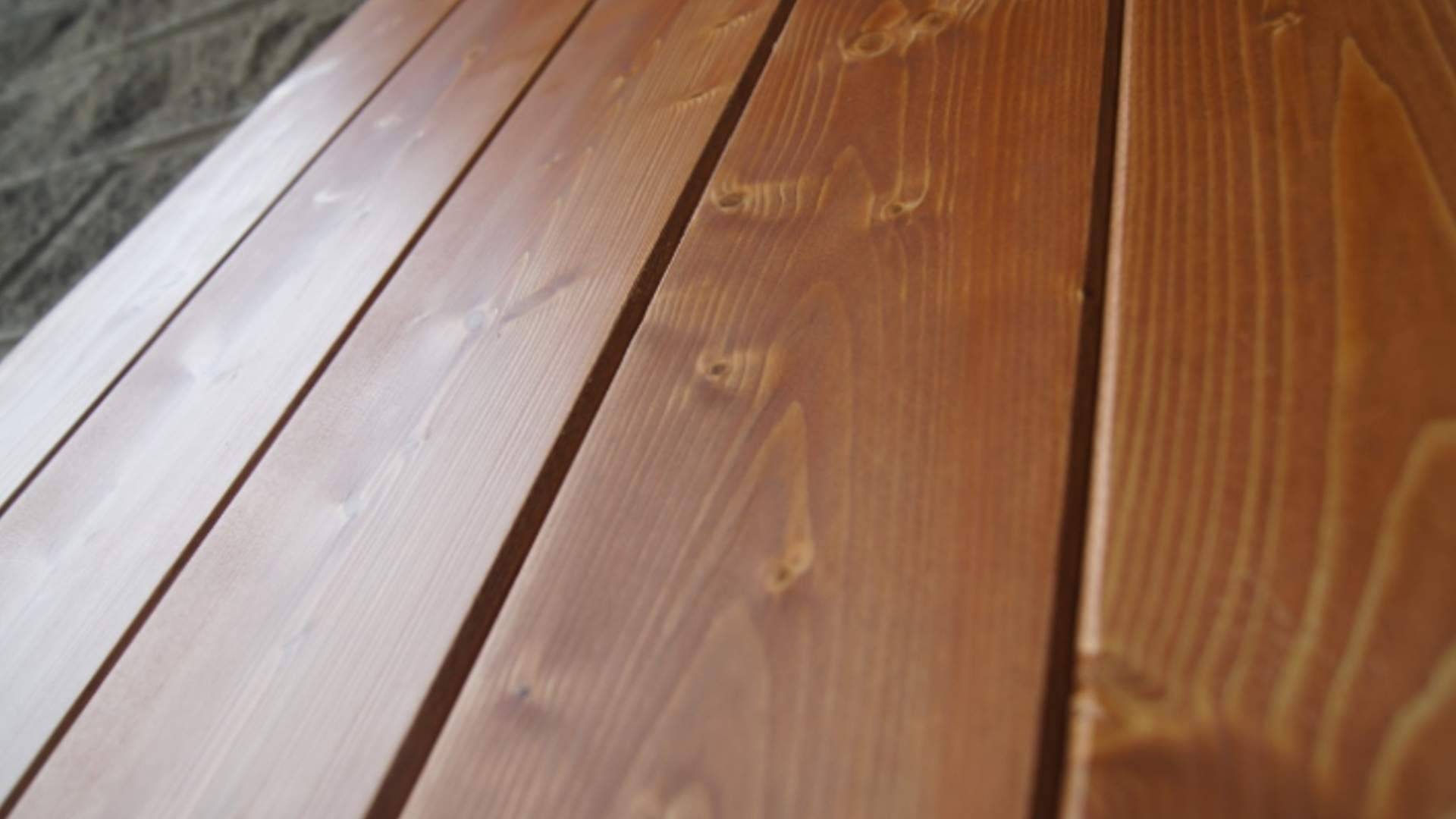 Guía de acabados decorativos para techos, cómo el panel sándwich de madera transforma los espacios vacacionales