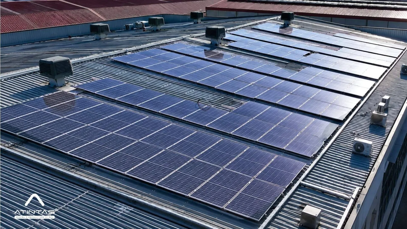 Atintas evita más de 150 toneladas de CO₂ al año fabricando PLV con energía solar