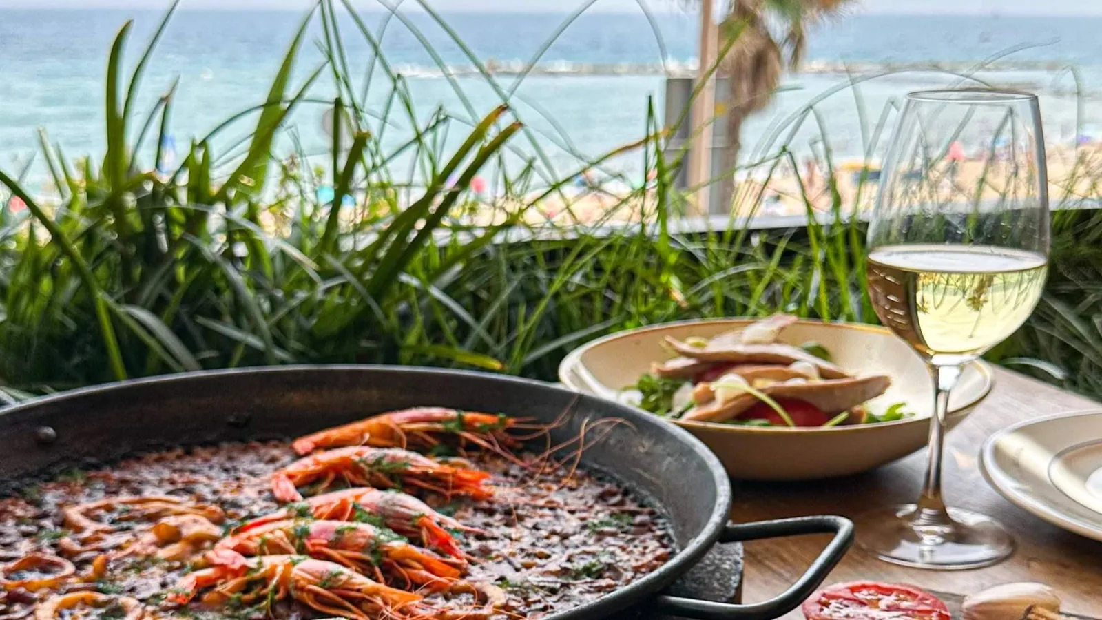 Barraca Barcelona se posiciona como plan gastronómico de agosto para comer frente al mar con amigos