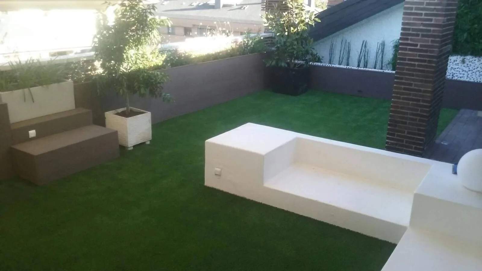 Albergrass explica cómo elegir césped artificial para una terraza con muchas horas de sol