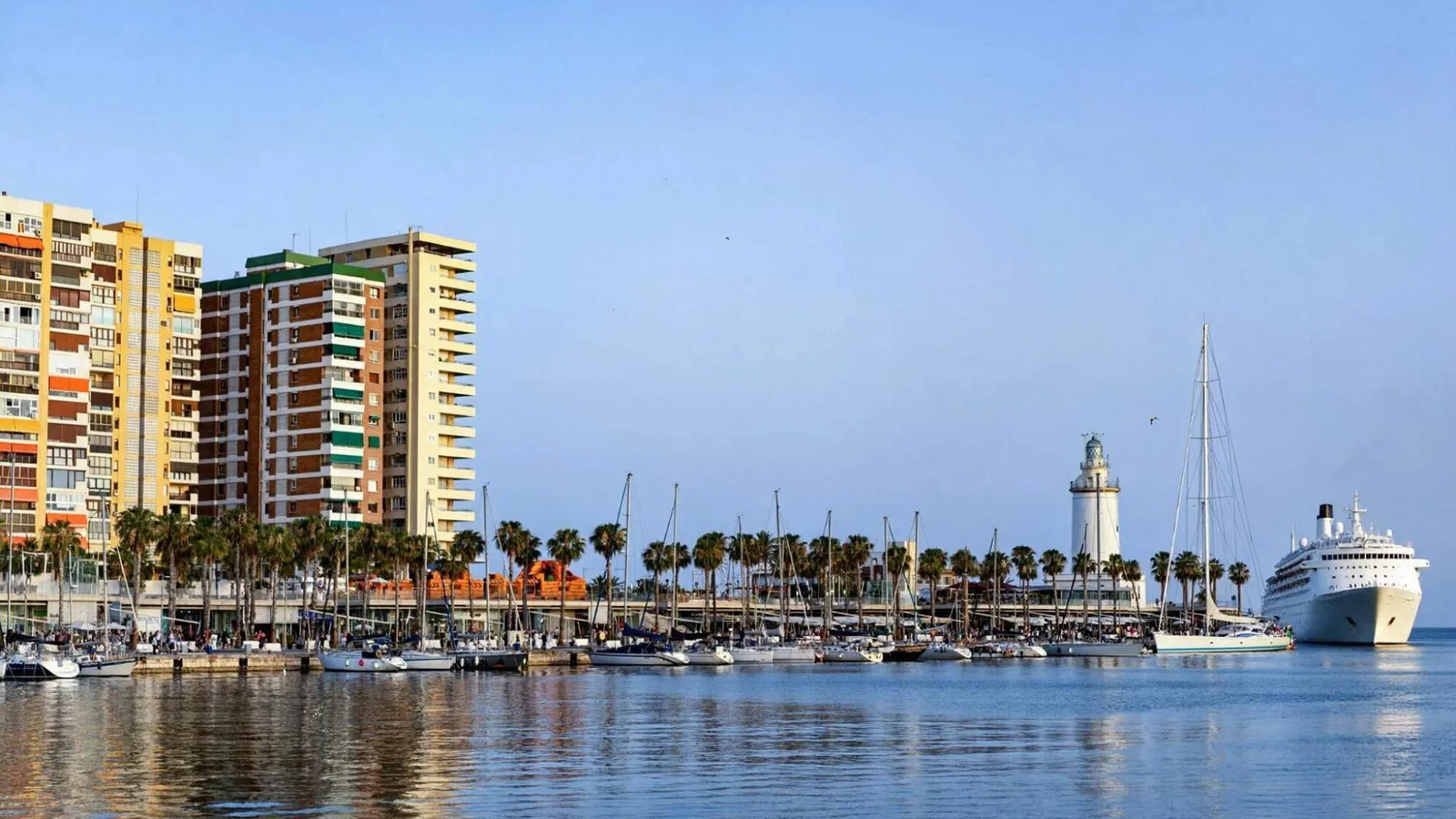 Málaga supera a Valencia y Palma en actividad de cruceros, pero se queda atrás como puerto de embarque